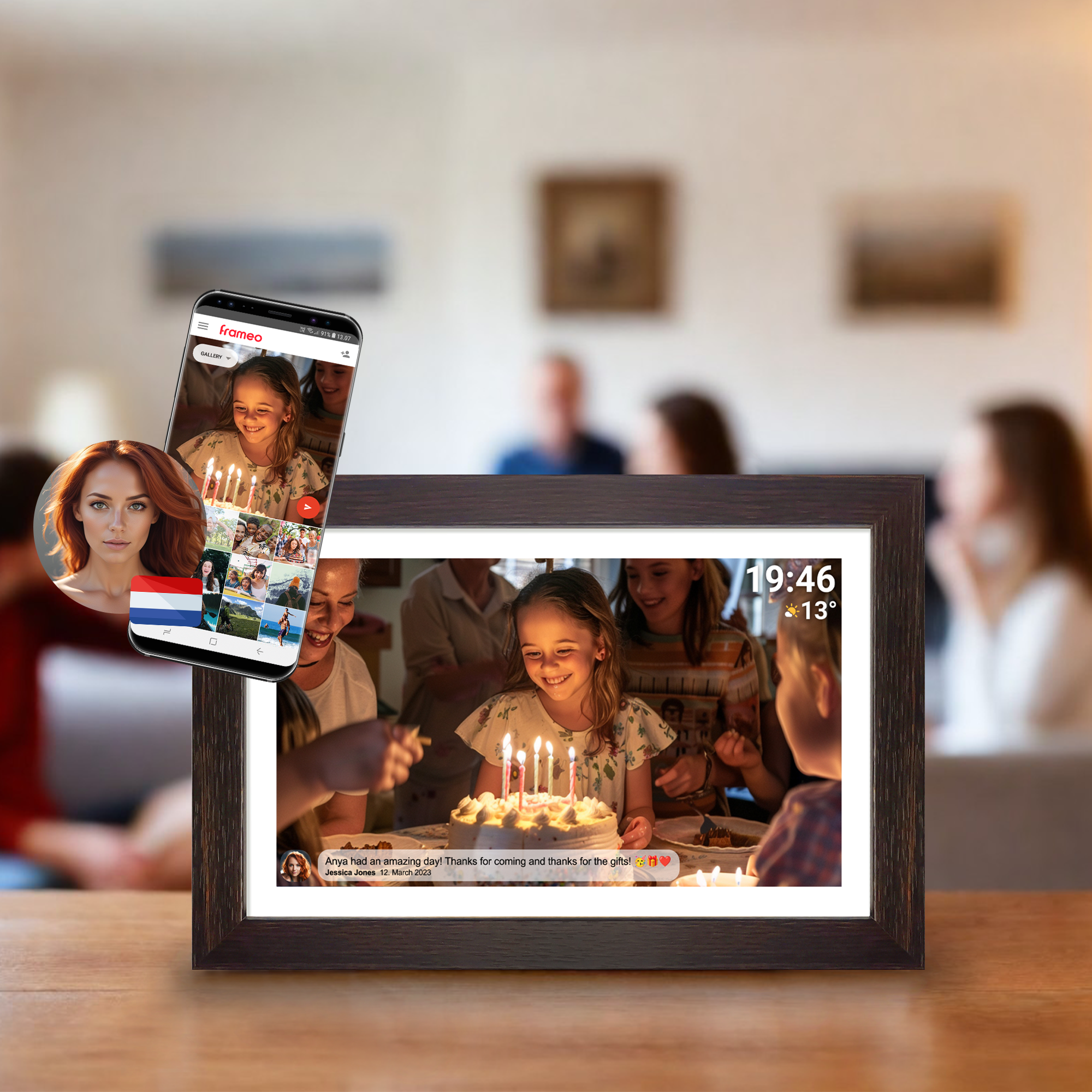 Un cadre photo numérique avec une scène de fête d'anniversaire et un téléphone affichant des photos.