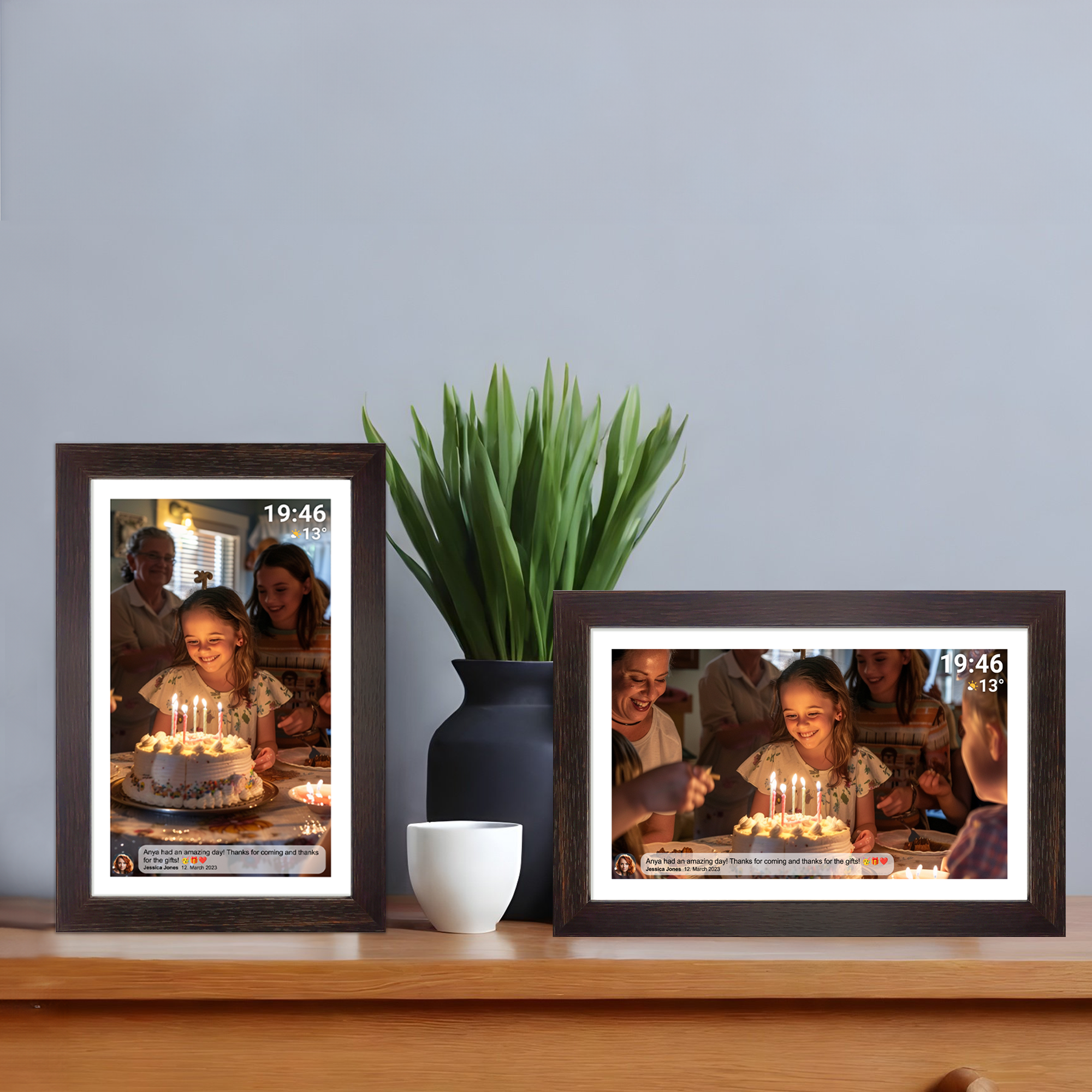Deux cadres photo numériques sur une table en bois avec un vase.