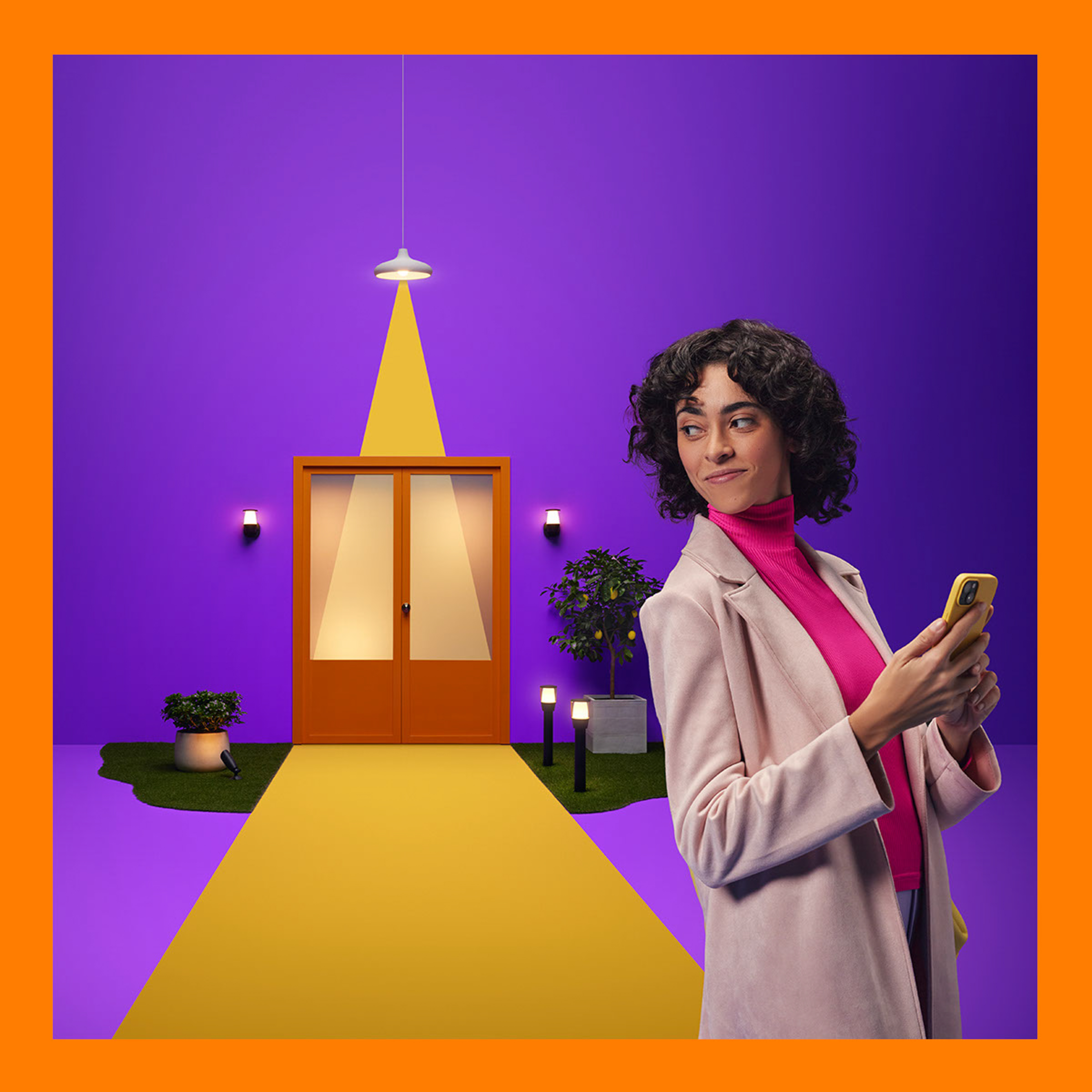 Een vrouw met een telefoon in haar hand, kijkend naar een deur, paarse achtergrond, gele pad.