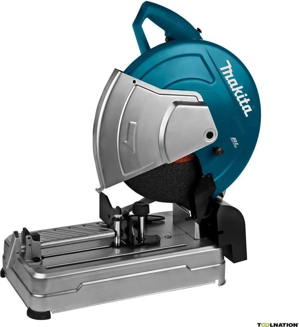 Una sierra ingletadora Makita turquesa y plateada. Hoja y base grandes sobre fondo blanco.