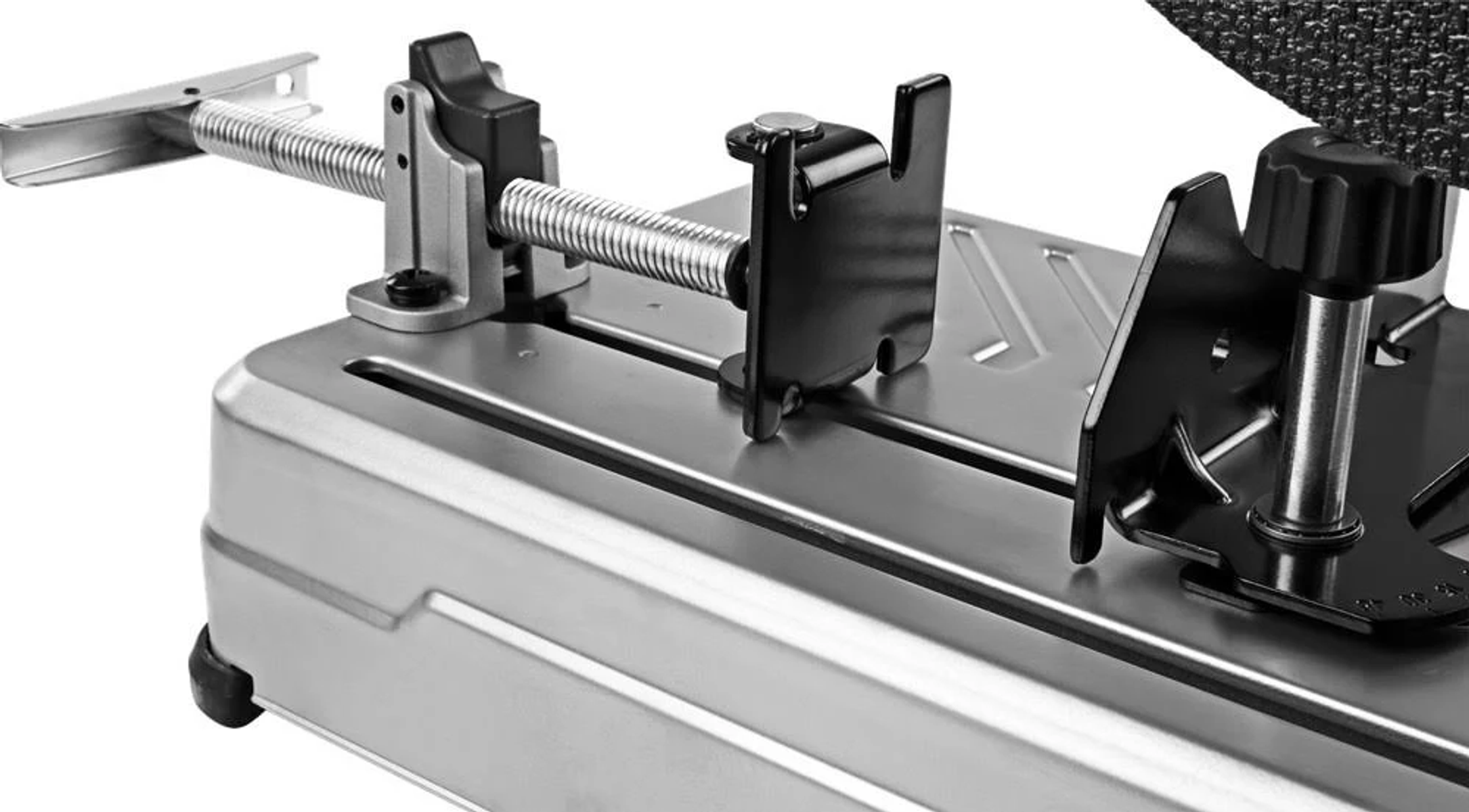 Herramienta para cortar metal. Base plateada, soportes negros y piezas ajustables.