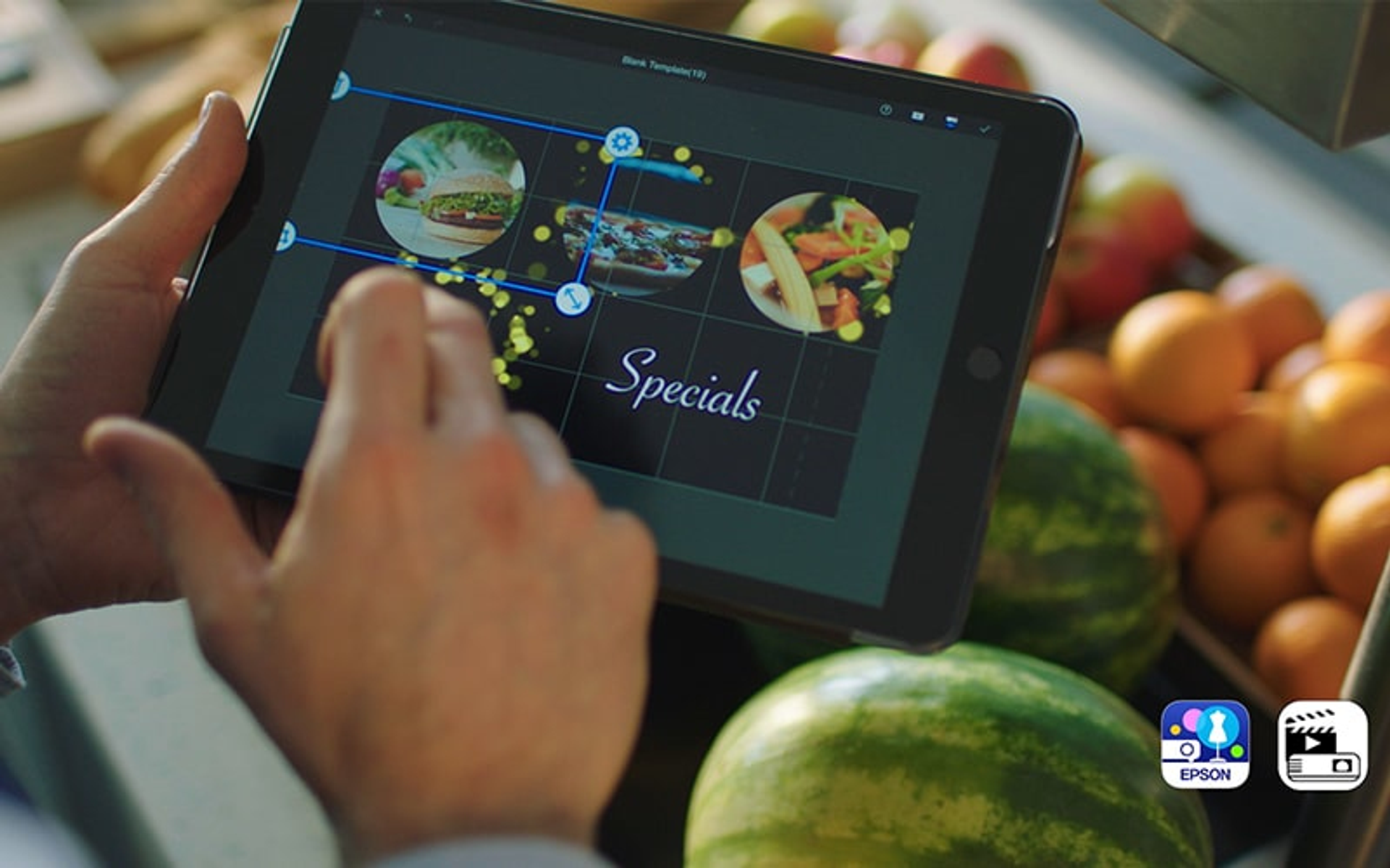 Eine Person benutzt ein Tablet, das ein Restaurantmenü vor dem Hintergrund von Früchten und einer Wand zeigt.
