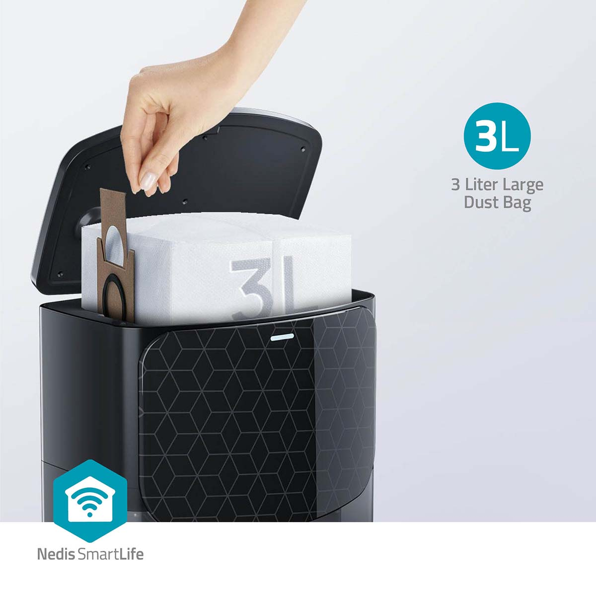 Ręka otwiera czarną pokrywę odkurzacza, aby włożyć worek na kurz. Widoczna ikona 3L.
