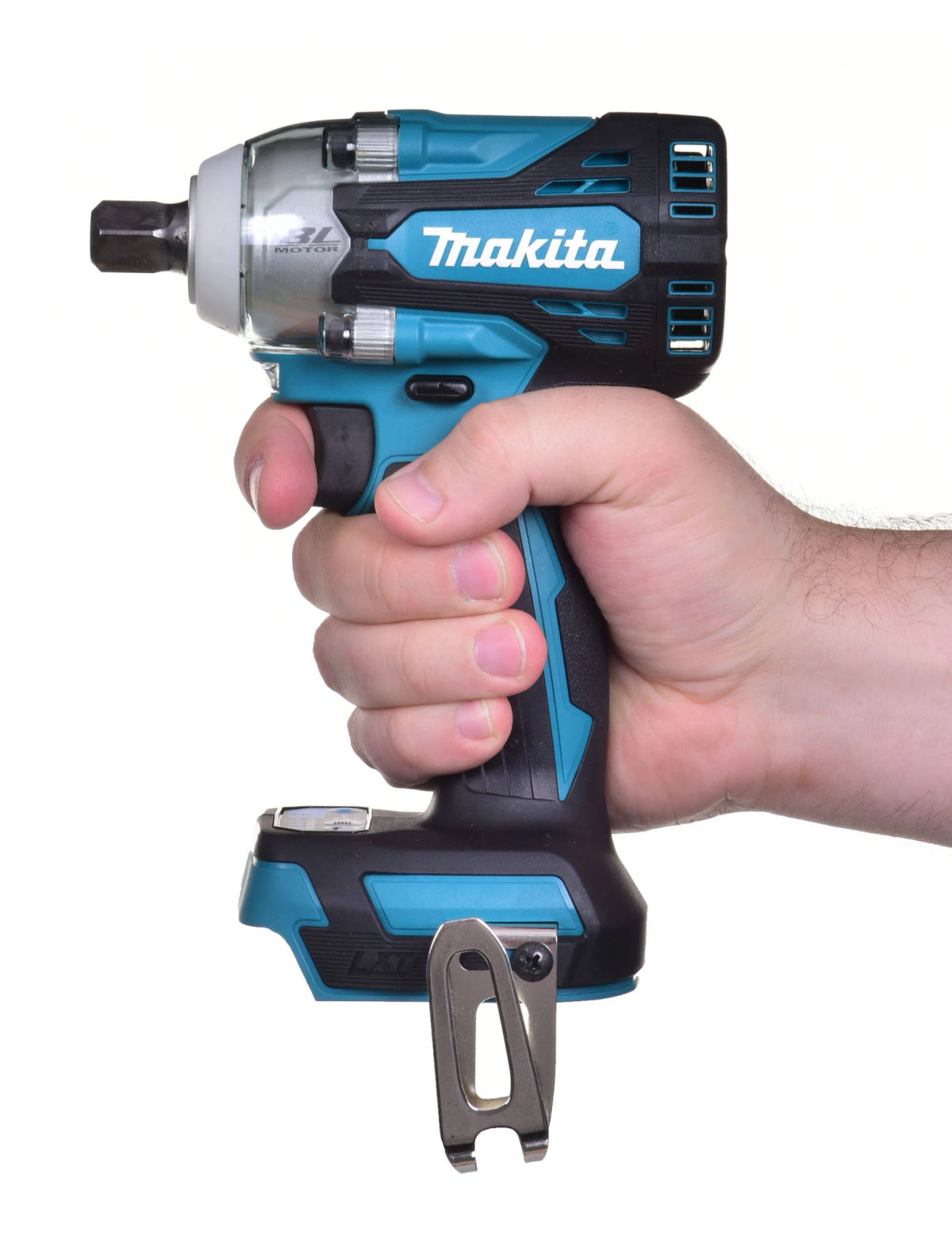 Hand, die einen teal-farbenen und schwarzen Makita-Schlagschrauber hält. Weißer Hintergrund.