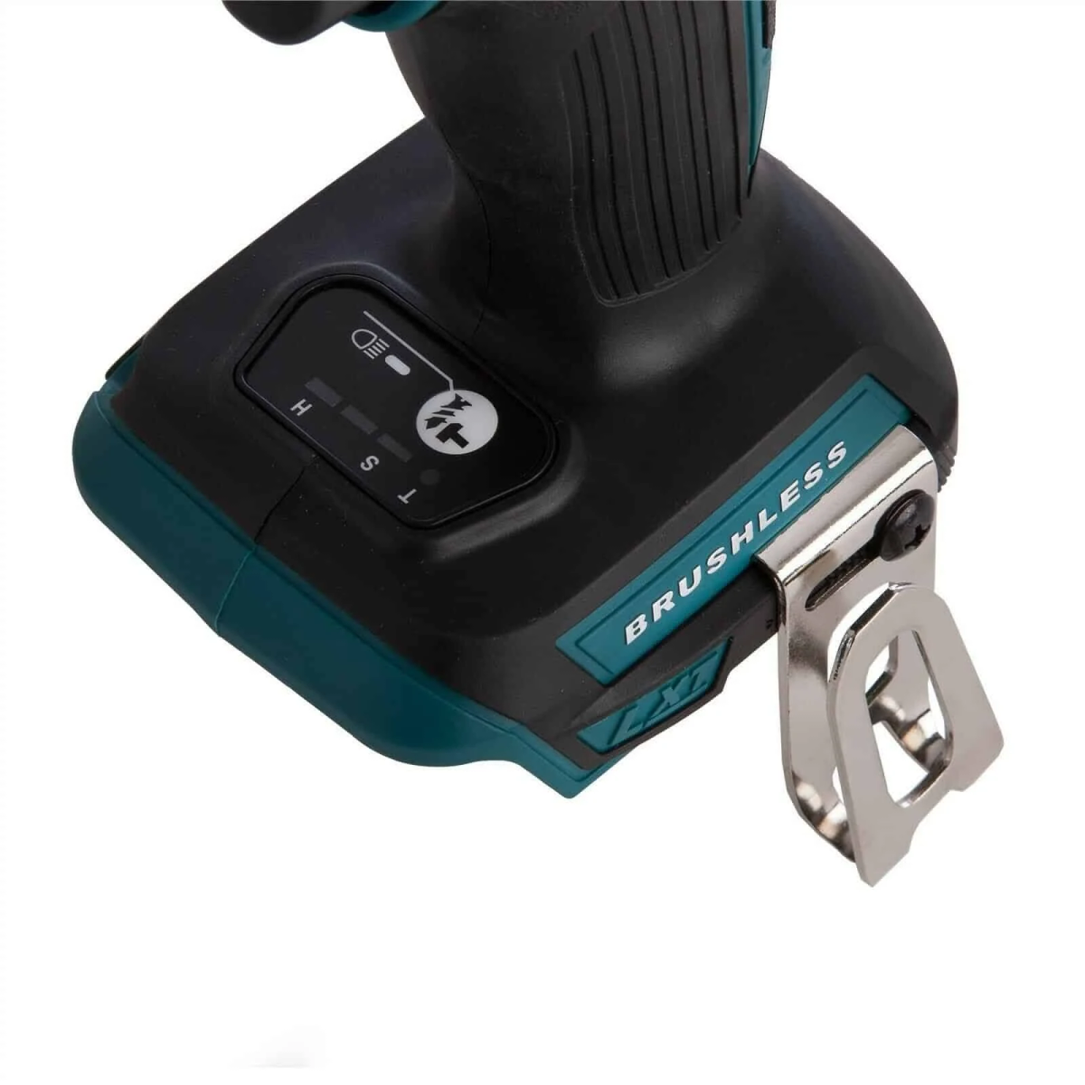 Primer plano de un taladro Makita negro y turquesa. Muestra la etiqueta sin escobillas y una pinza metálica.