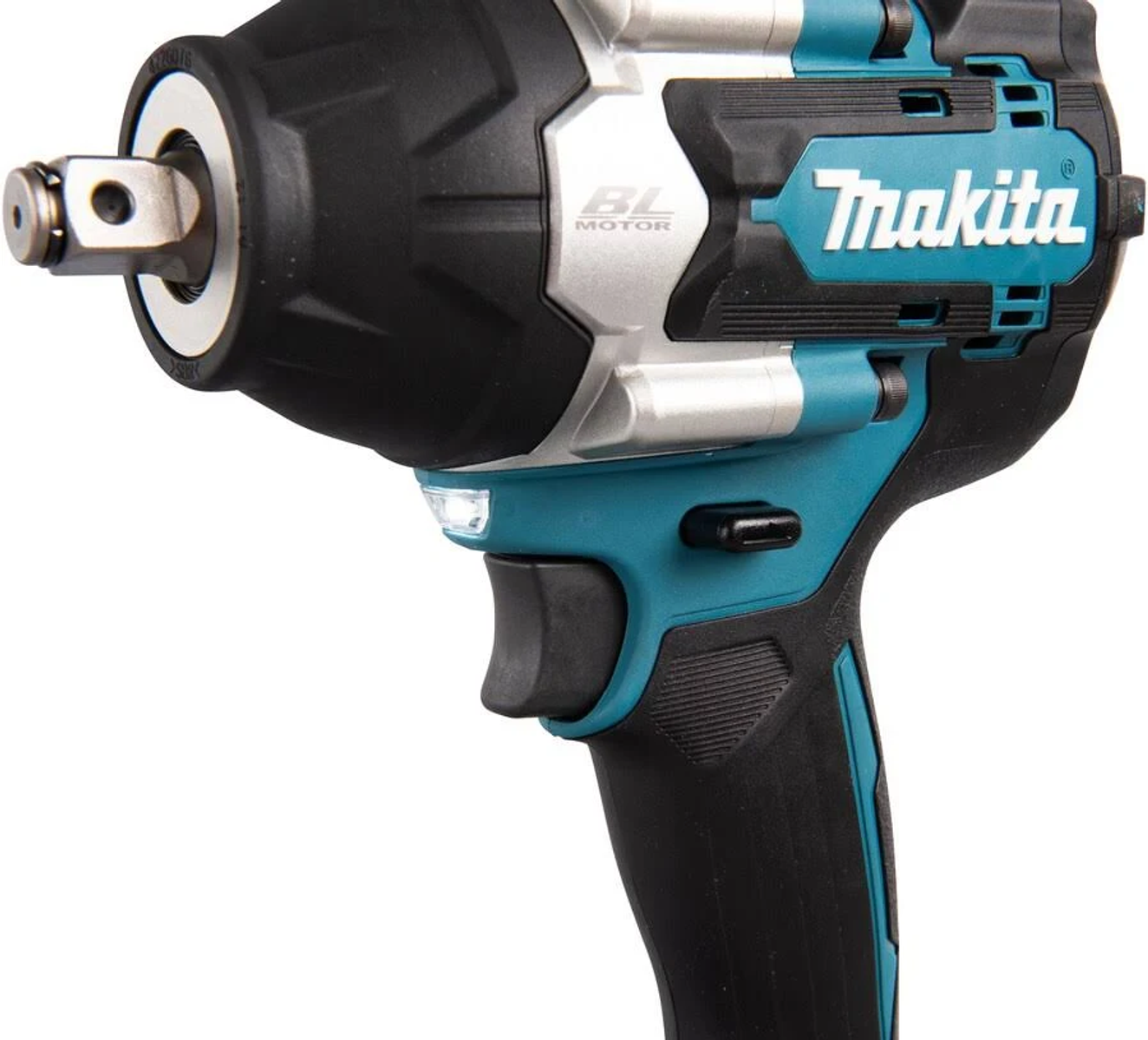 Una llave de impacto Makita turquesa y negra con un mango negro y un fondo blanco.