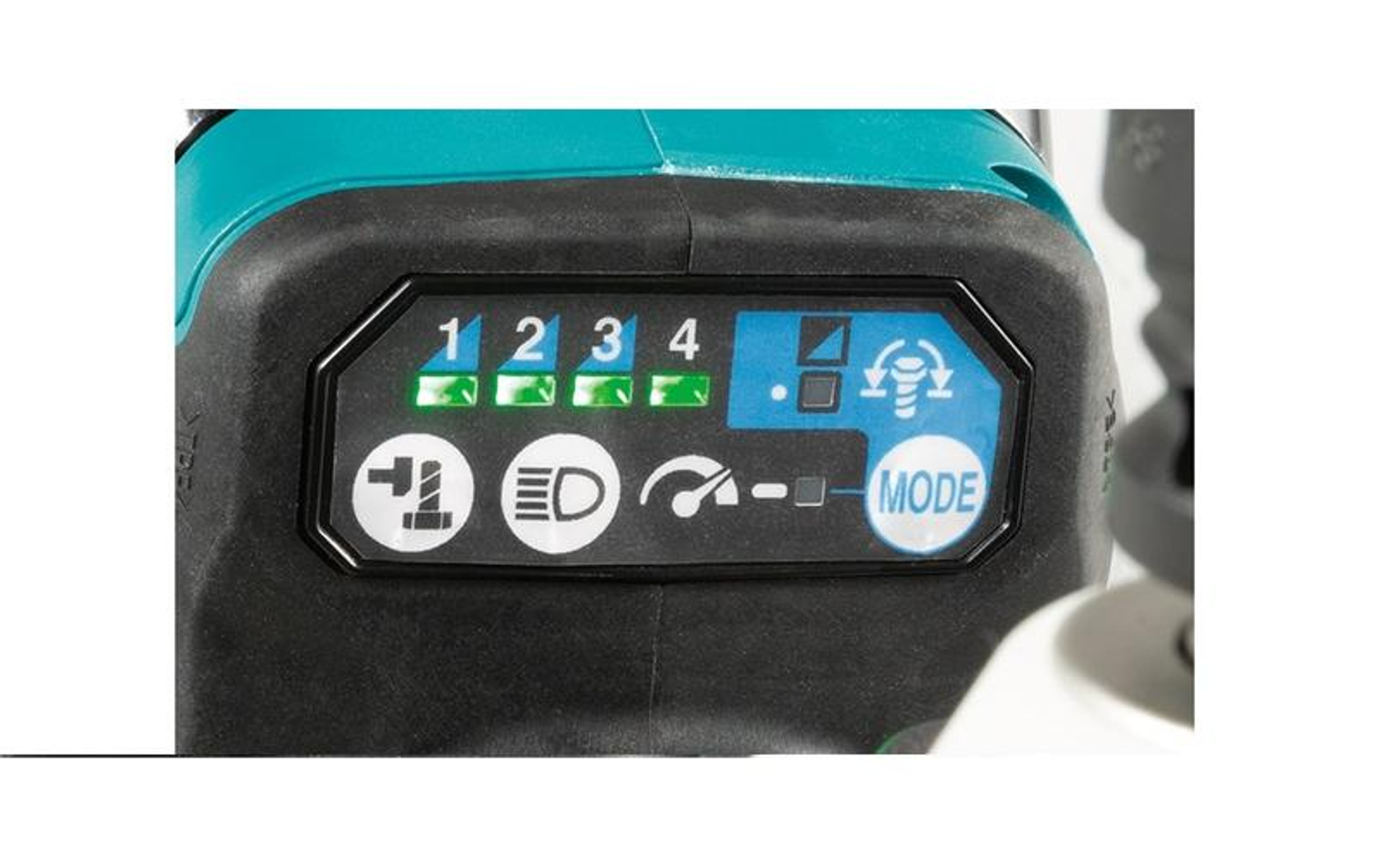 Zbliżenie cyfrowego wyświetlacza wiertarki z zielonymi światłami i wskaźnikami trybu.