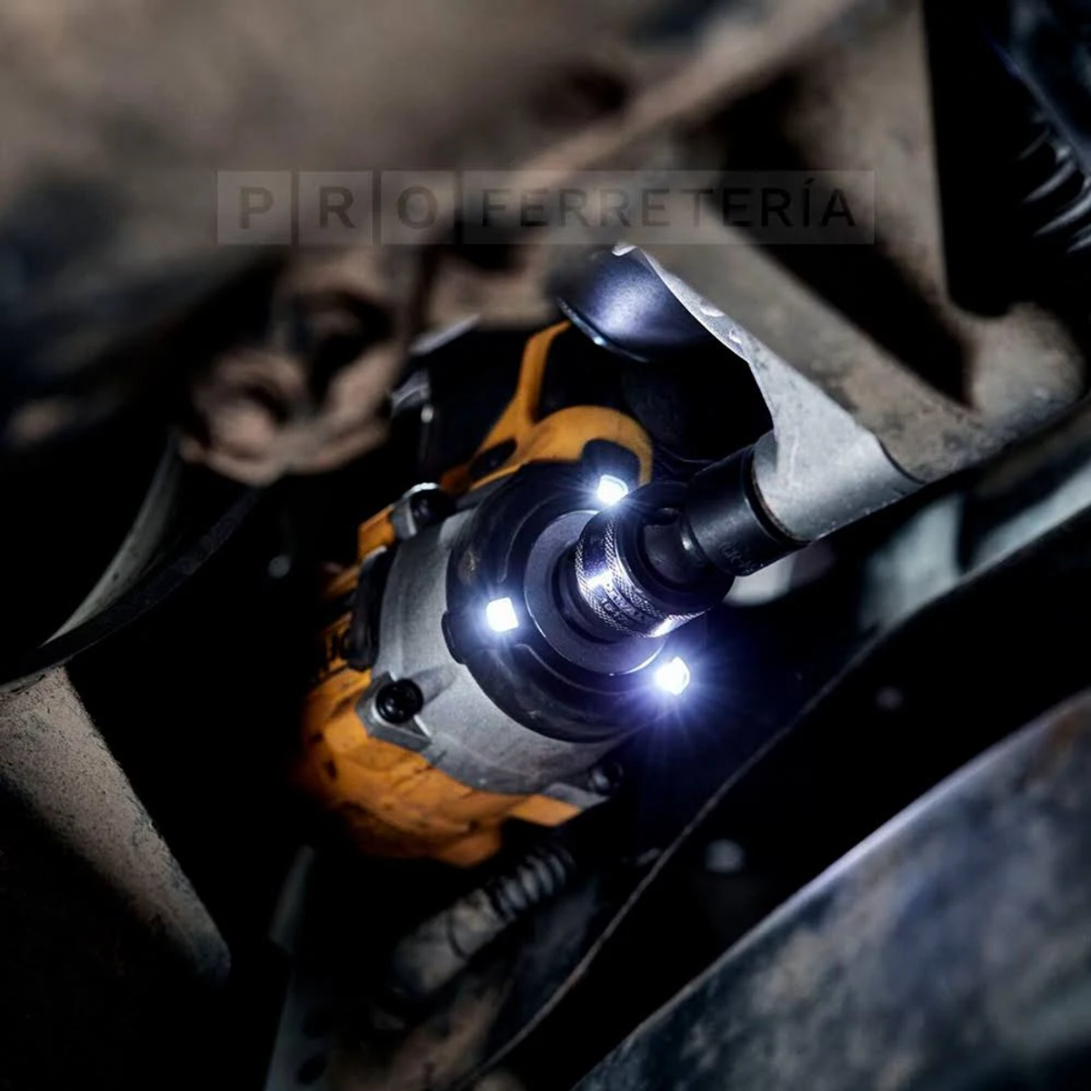 Una llave de impacto se utiliza debajo de un coche. Tiene luces brillantes.