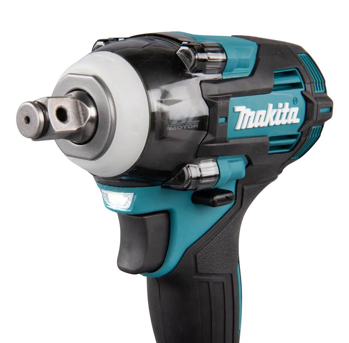 Una llave de impacto Makita negra y verde azulado sobre fondo blanco.