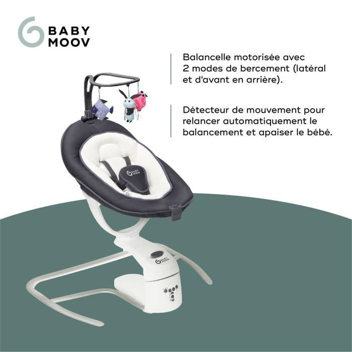 Babyschaukel mit dunklem Sitz und weißem Ständer. Hat Spielzeug zum Aufhängen und ein Bedienfeld. Grüner Hintergrund.