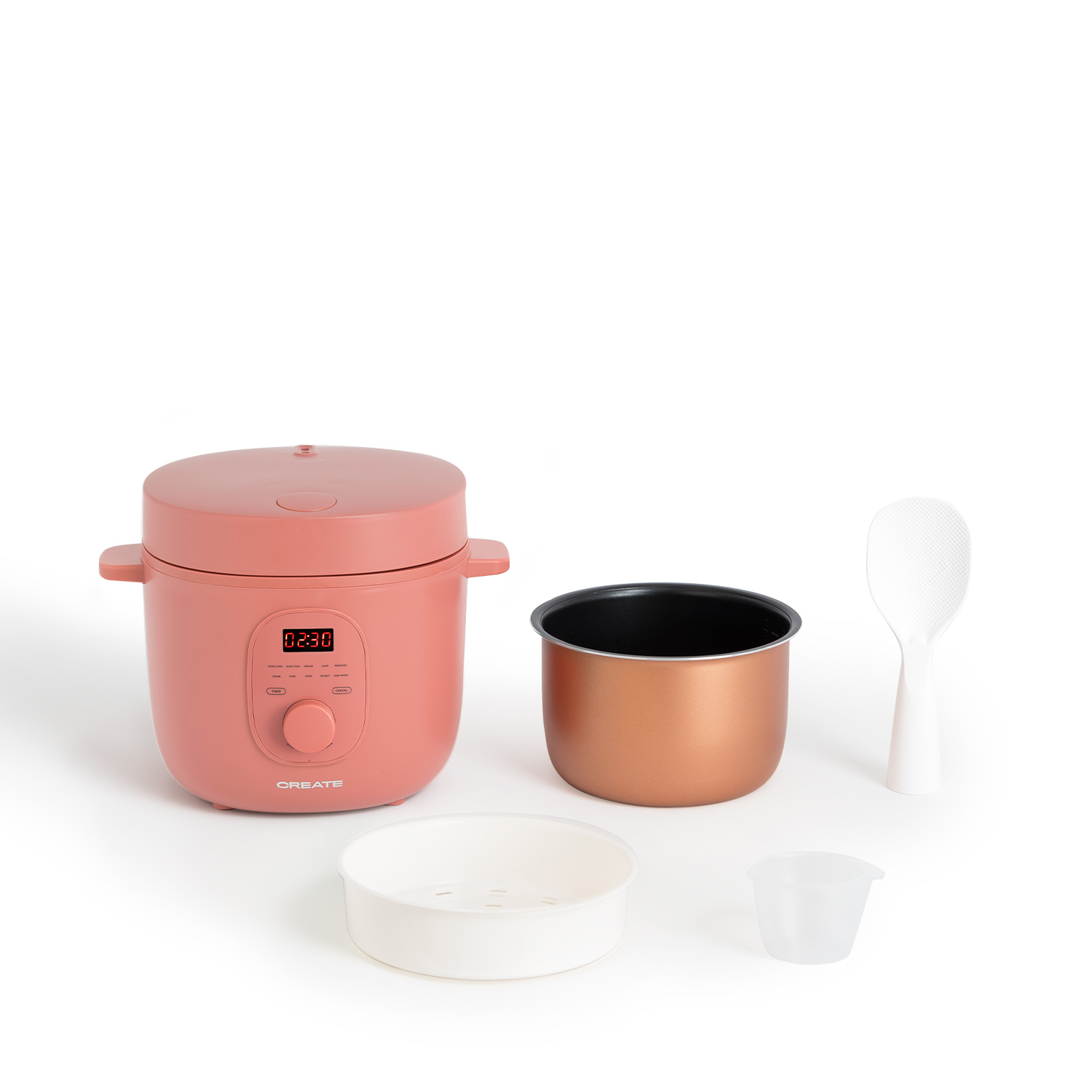 Arrocera rosa con accesorios: olla interior, vaporera, taza medidora y cuchara.