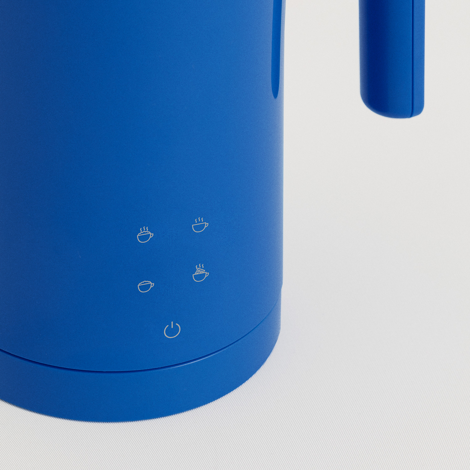 Primer plano de una tetera eléctrica azul con botones de control lateral.