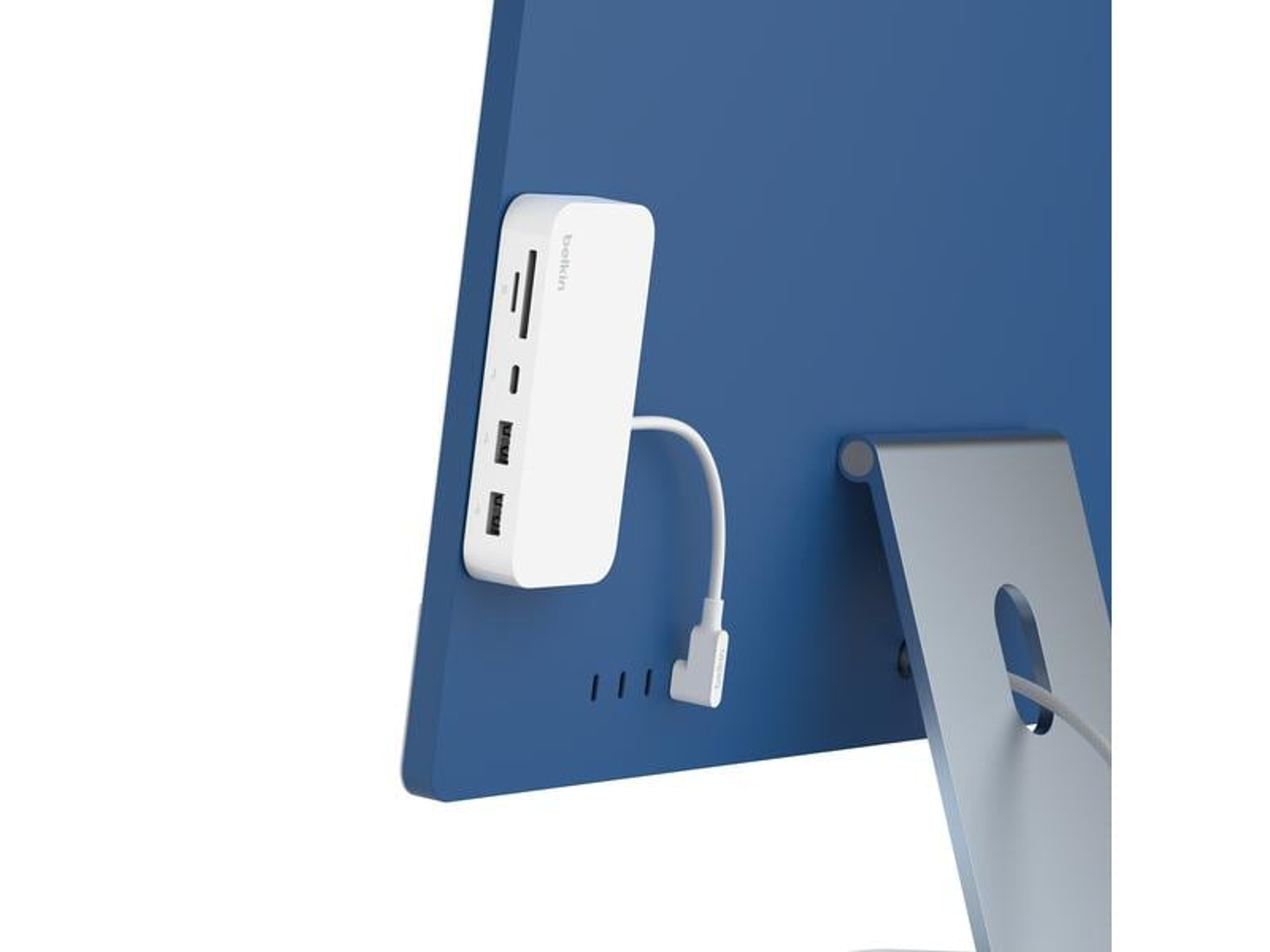 Un hub Belkin bianco collegato a un iMac blu.