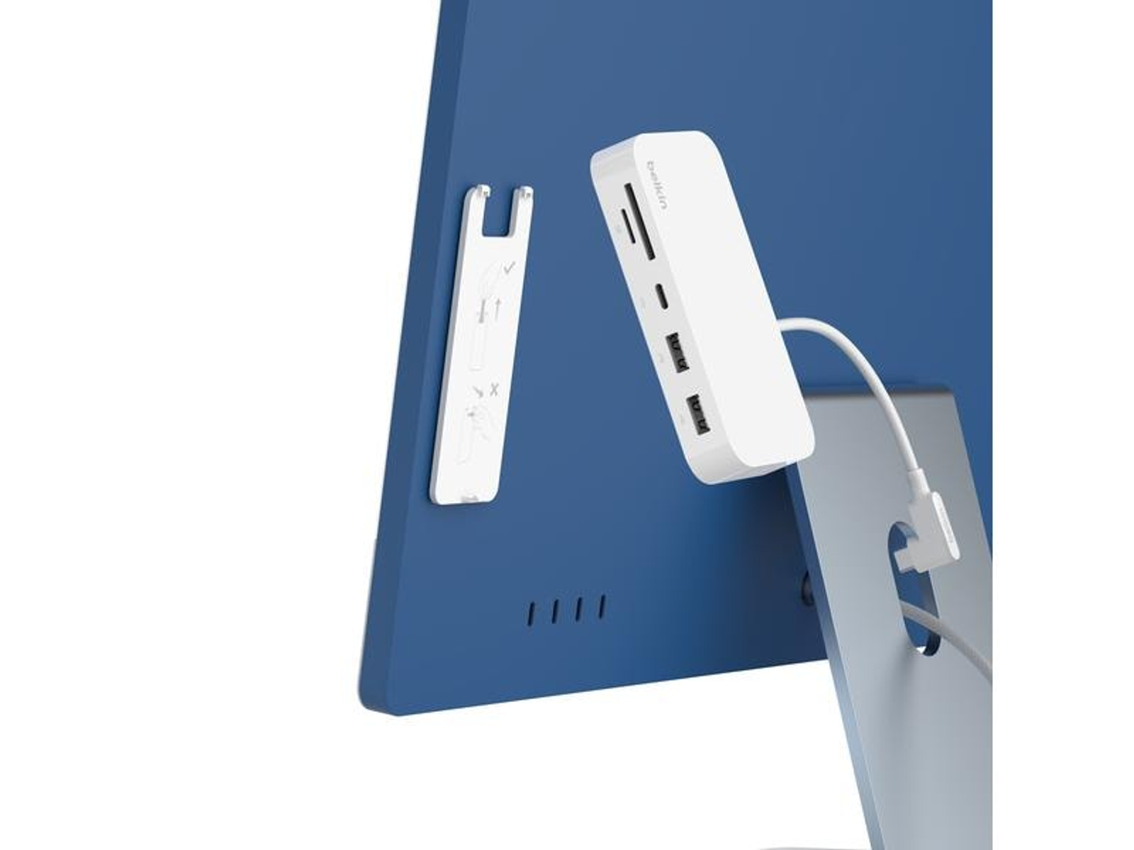 Un hub bianco è collegato al retro di un monitor blu con un cavo bianco.