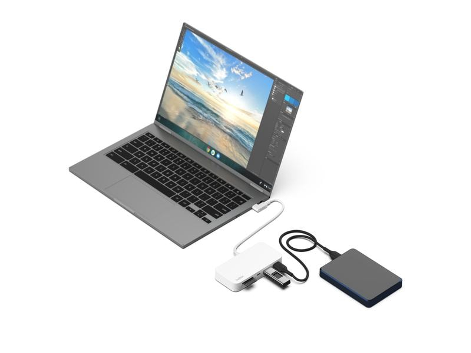 Laptop collegato a un hub, un disco rigido esterno e una chiavetta USB. Sfondo bianco.