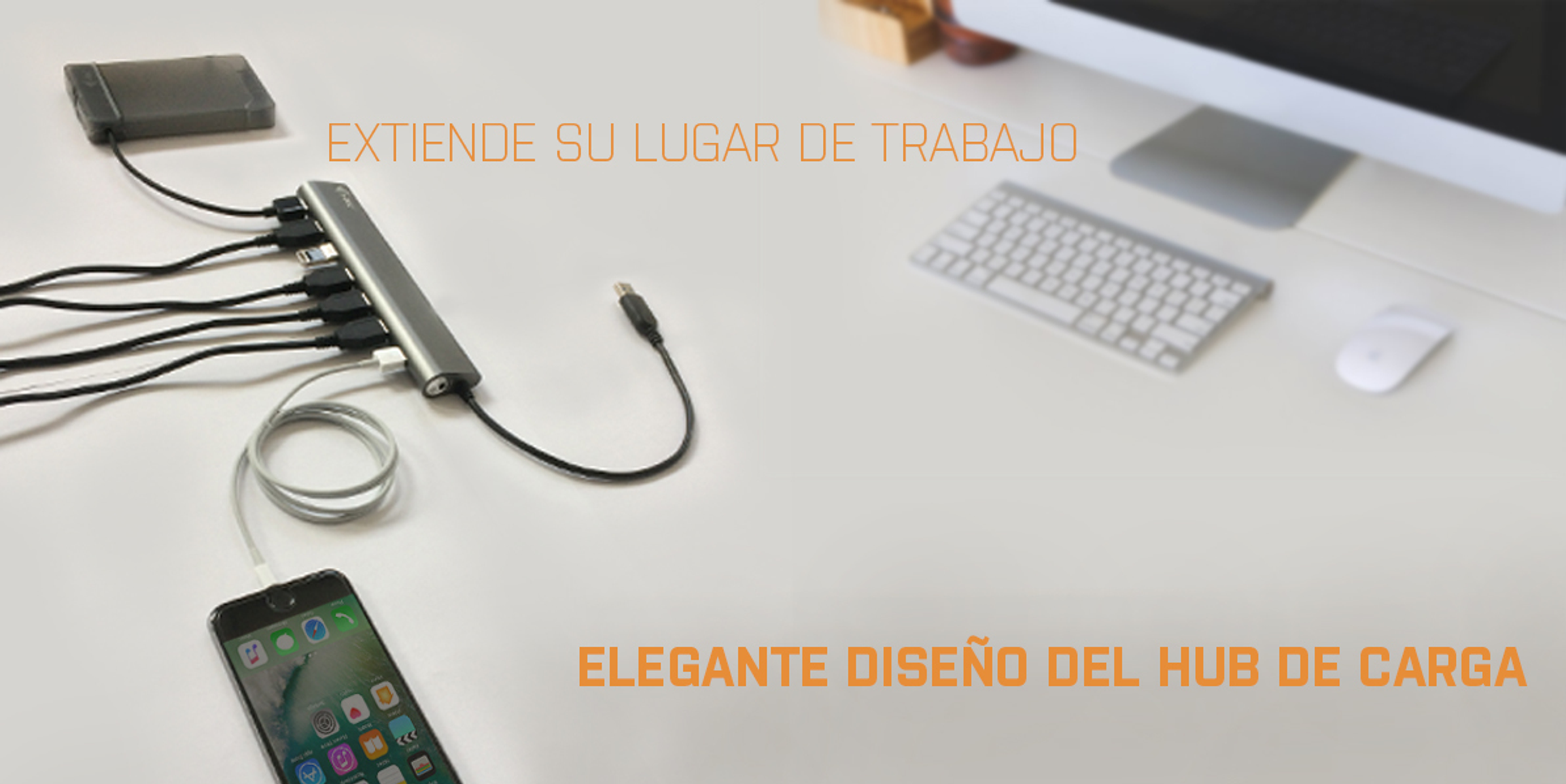 Hub USB avec des câbles connectés à un téléphone et à d'autres appareils, sur un bureau blanc.