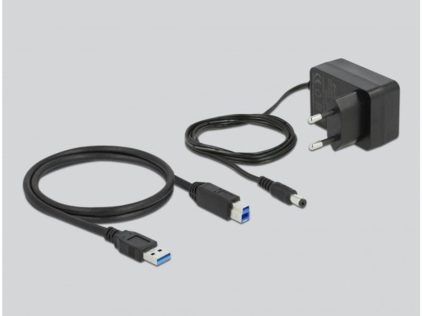 Câble USB noir, port USB-C et adaptateur secteur sur fond gris.