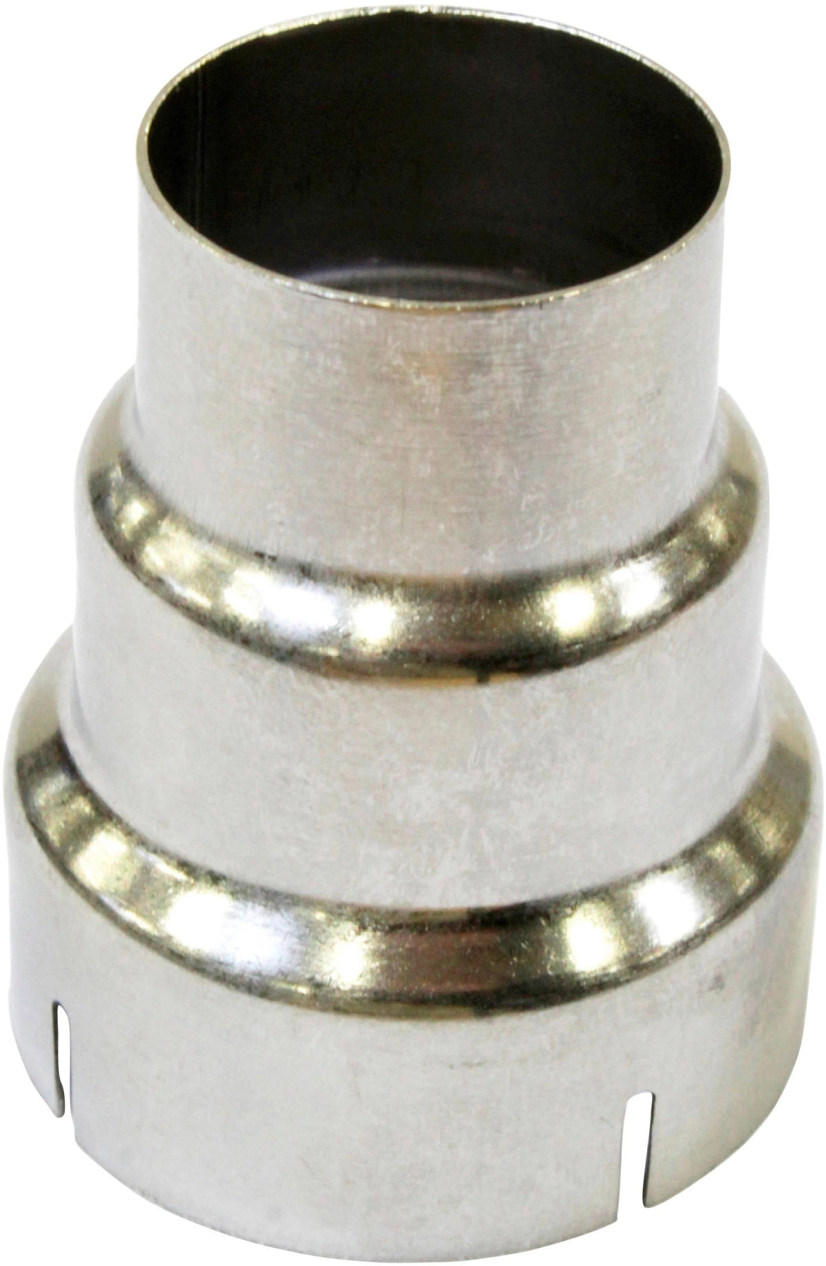 Srebrny, stopniowany adapter metalowy z cylindryczną górą, na białym tle.