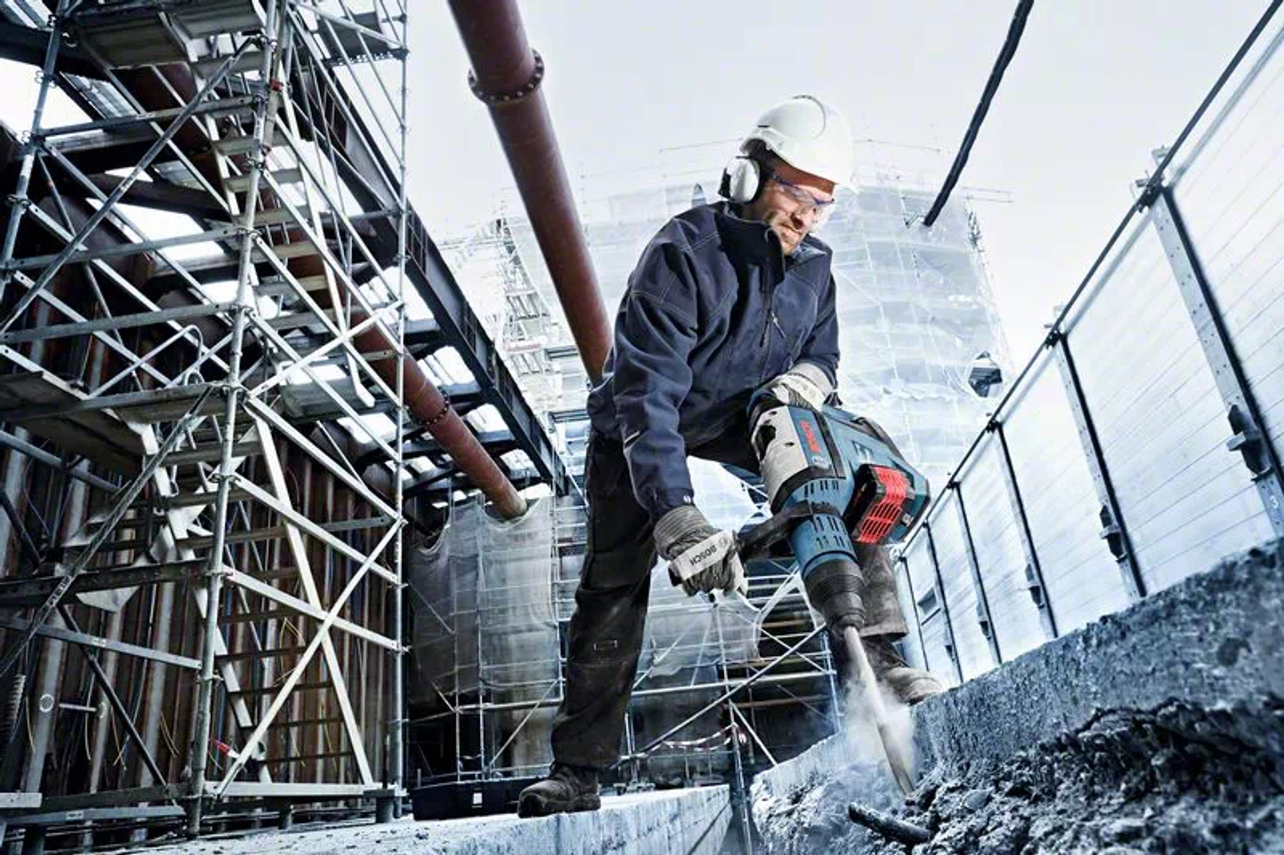 Un trabajador en una obra usa un martillo demoledor Bosch.
