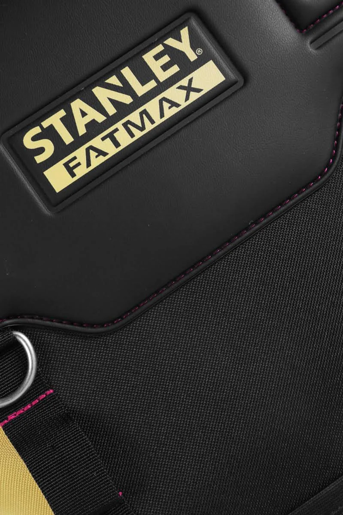 Dettaglio borsa attrezzi Stanley Fatmax con logo, materiale nero e cuciture rosa.