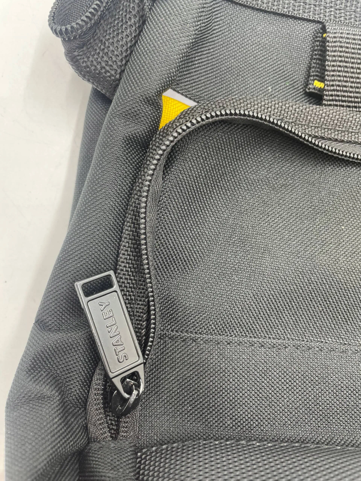Bolsa Stanley negra con cremallera y tirador Stanley. Primer plano.