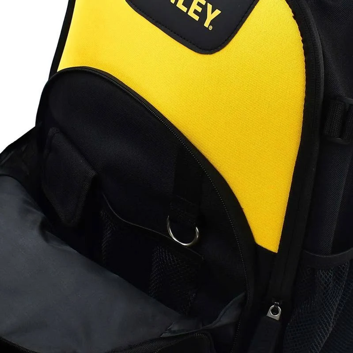 Uno zaino nero e giallo con tasche aperte. Lo sfondo è bianco.