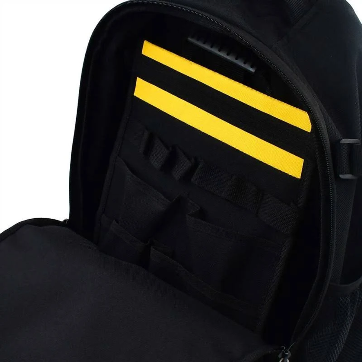 Zaino nero aperto con divisori e tasche gialle, su sfondo bianco.
