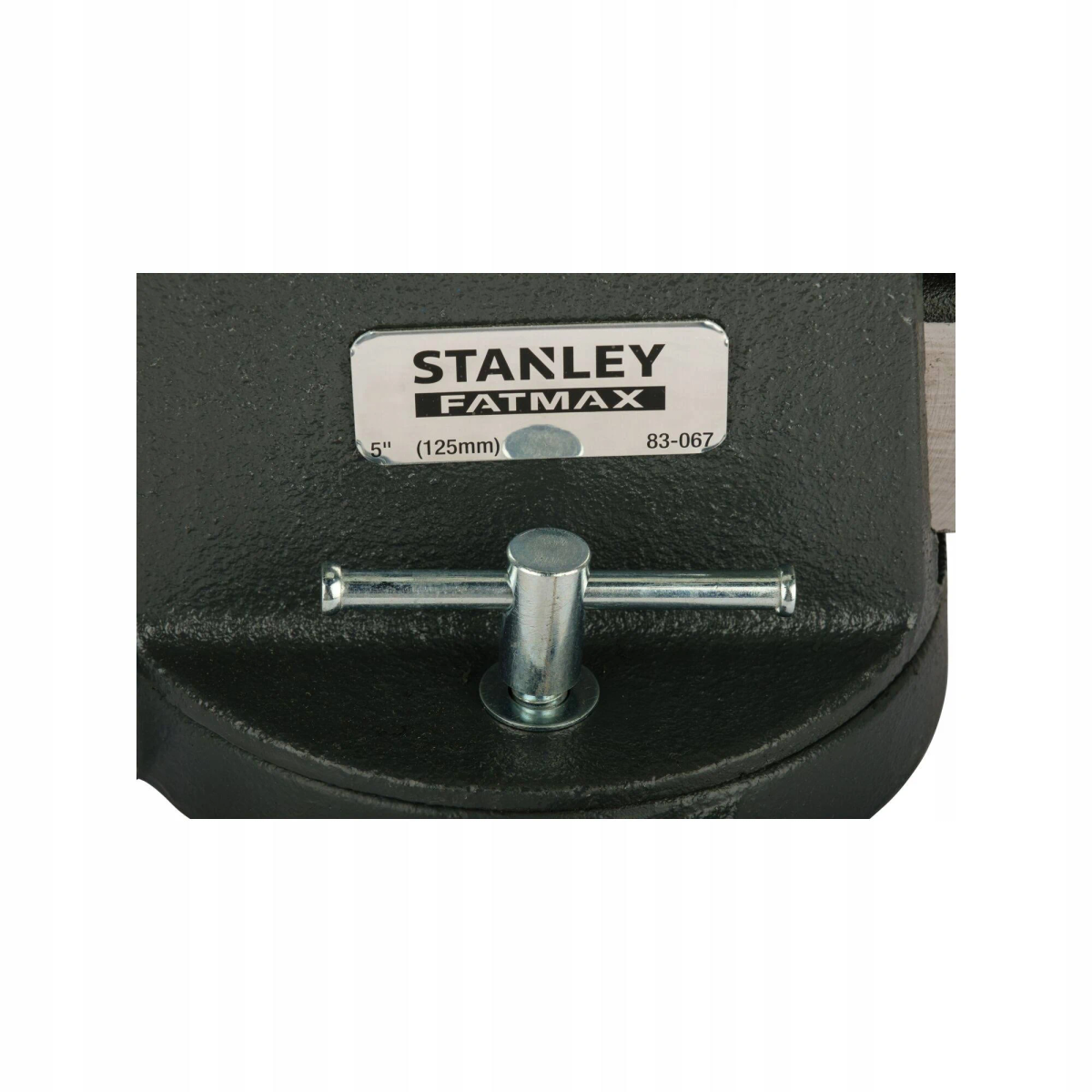 Tornillo de banco Stanley Fatmax, negro, primer plano, con mango plateado, fondo blanco.