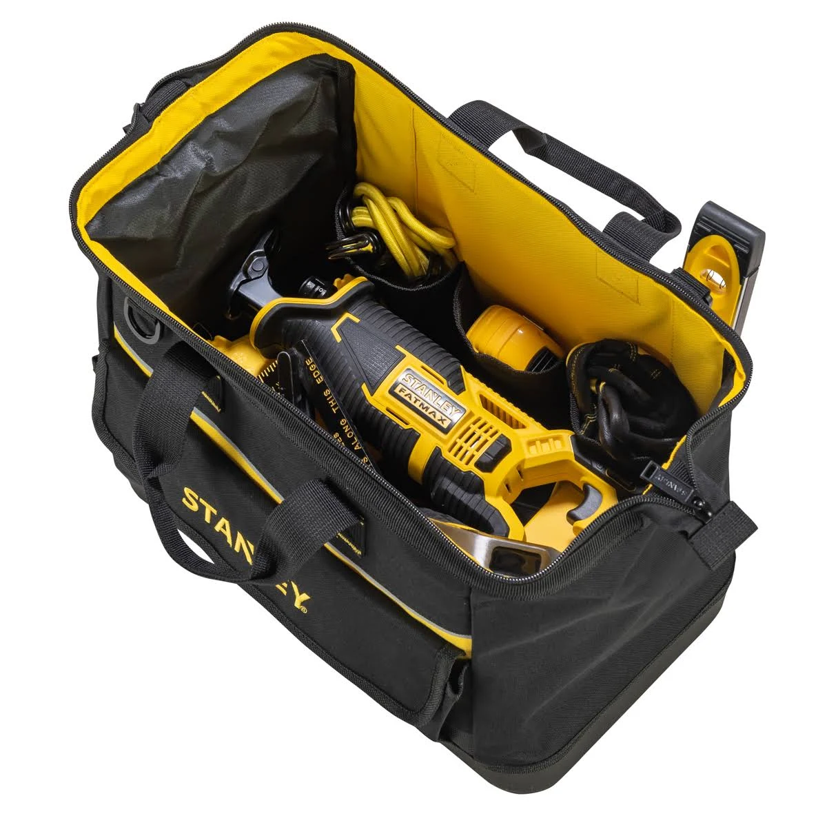 Una borsa porta attrezzi Stanley FatMax nera e gialla, aperta, piena di attrezzi e un cavo giallo.