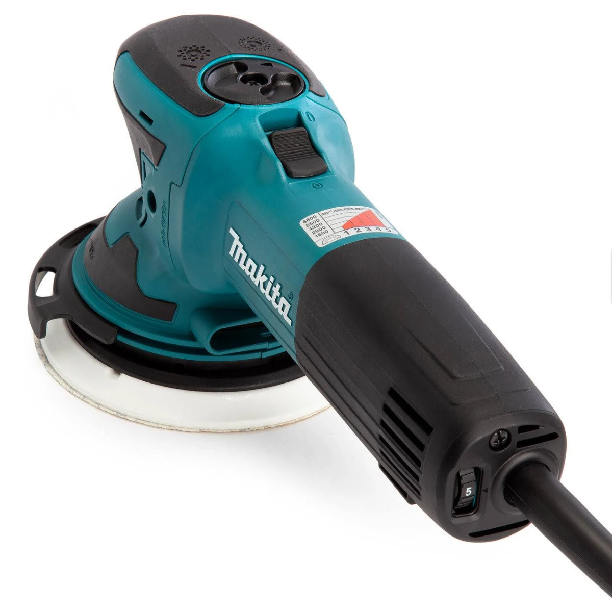 Türkis-schwarze Poliermaschine. Weißes Pad. Schwarzes Kabel und Griff. Weißer Hintergrund.