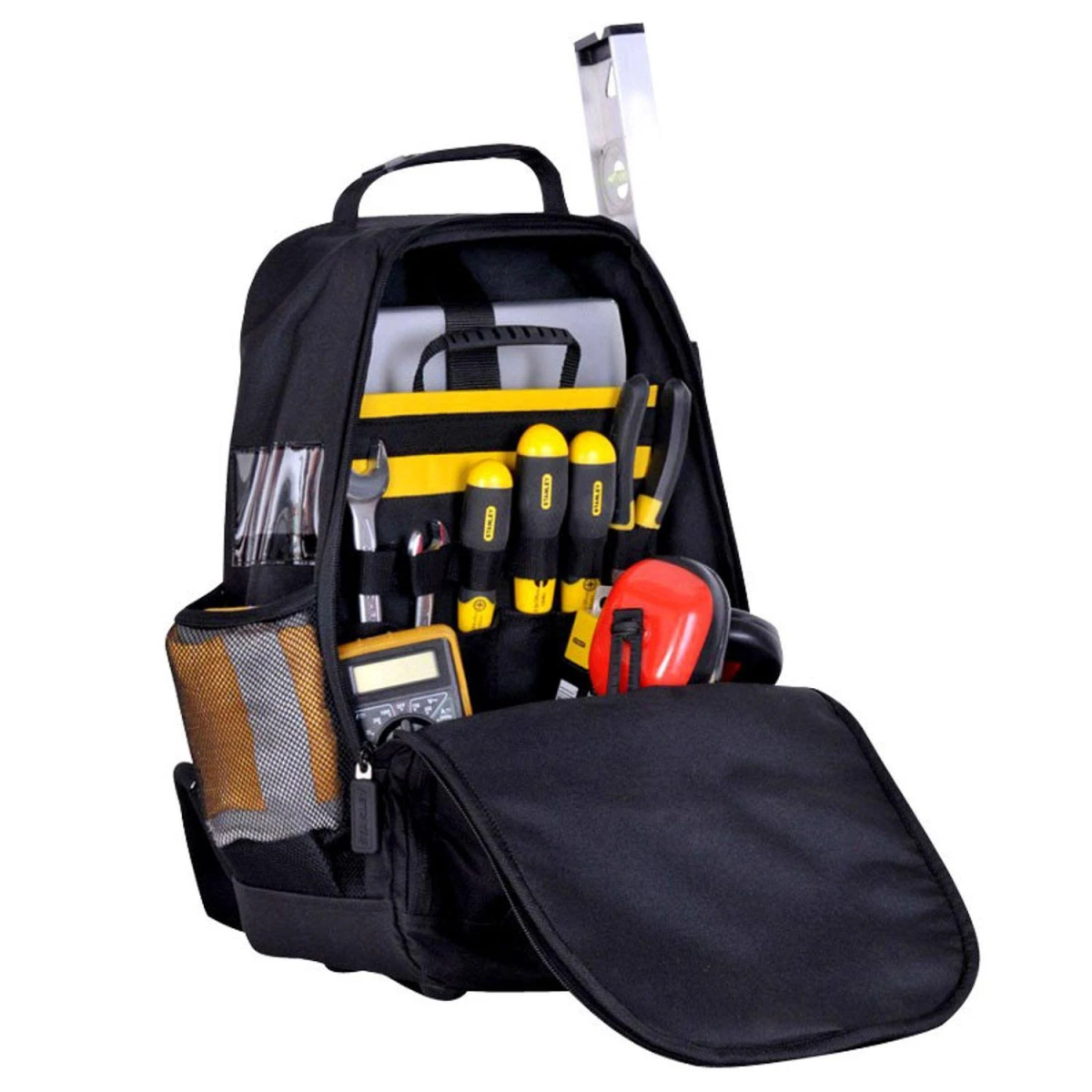 Una mochila negra para herramientas se abre para mostrar herramientas. Las herramientas incluyen una llave, destornilladores, un nivel y un multímetro.