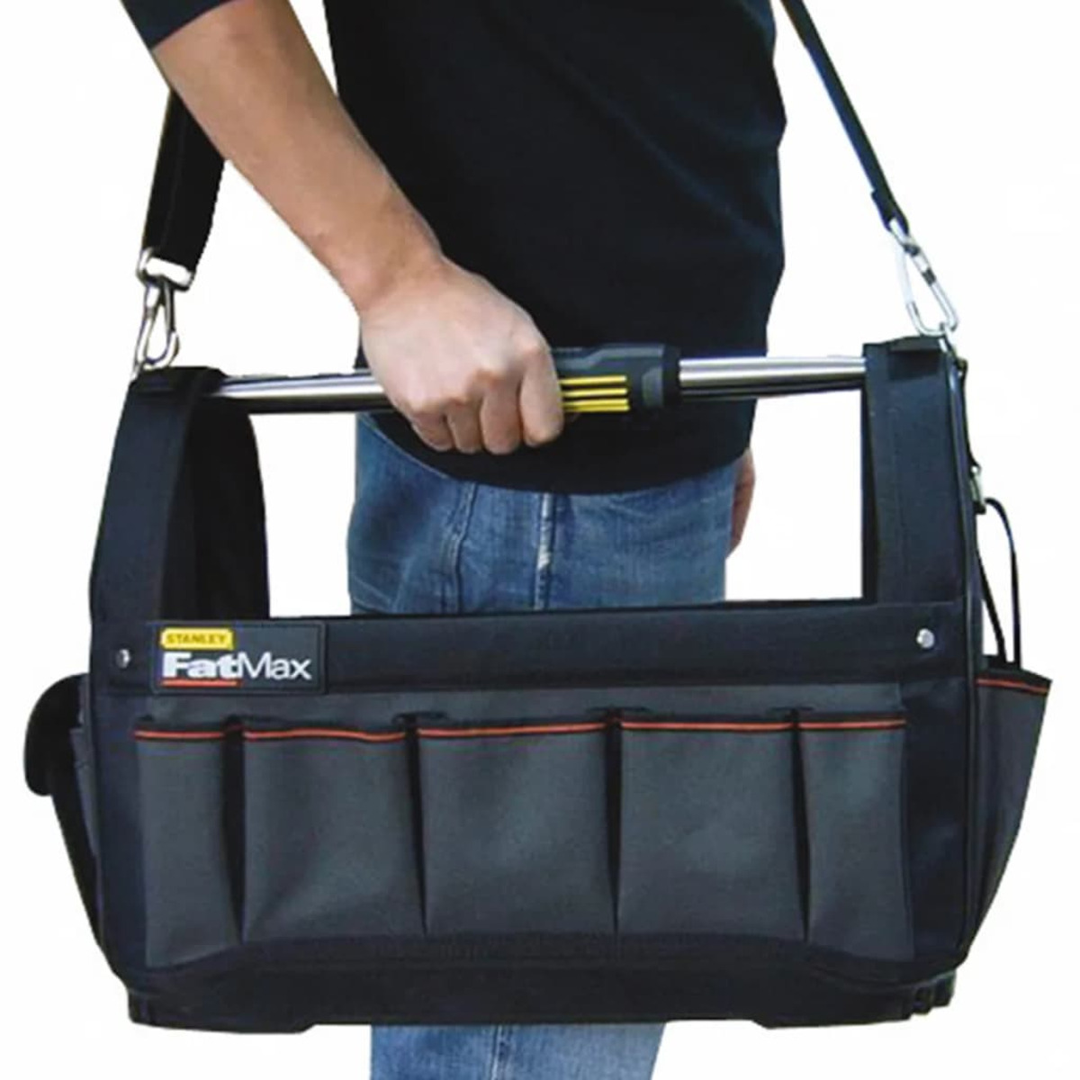 Un uomo che tiene una borsa degli attrezzi nera e grigia con più tasche.