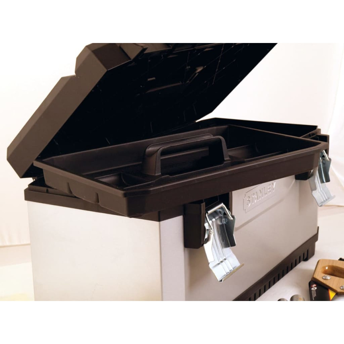 Una caja de herramientas Stanley, abierta, con una bandeja. Es plateada y negra.