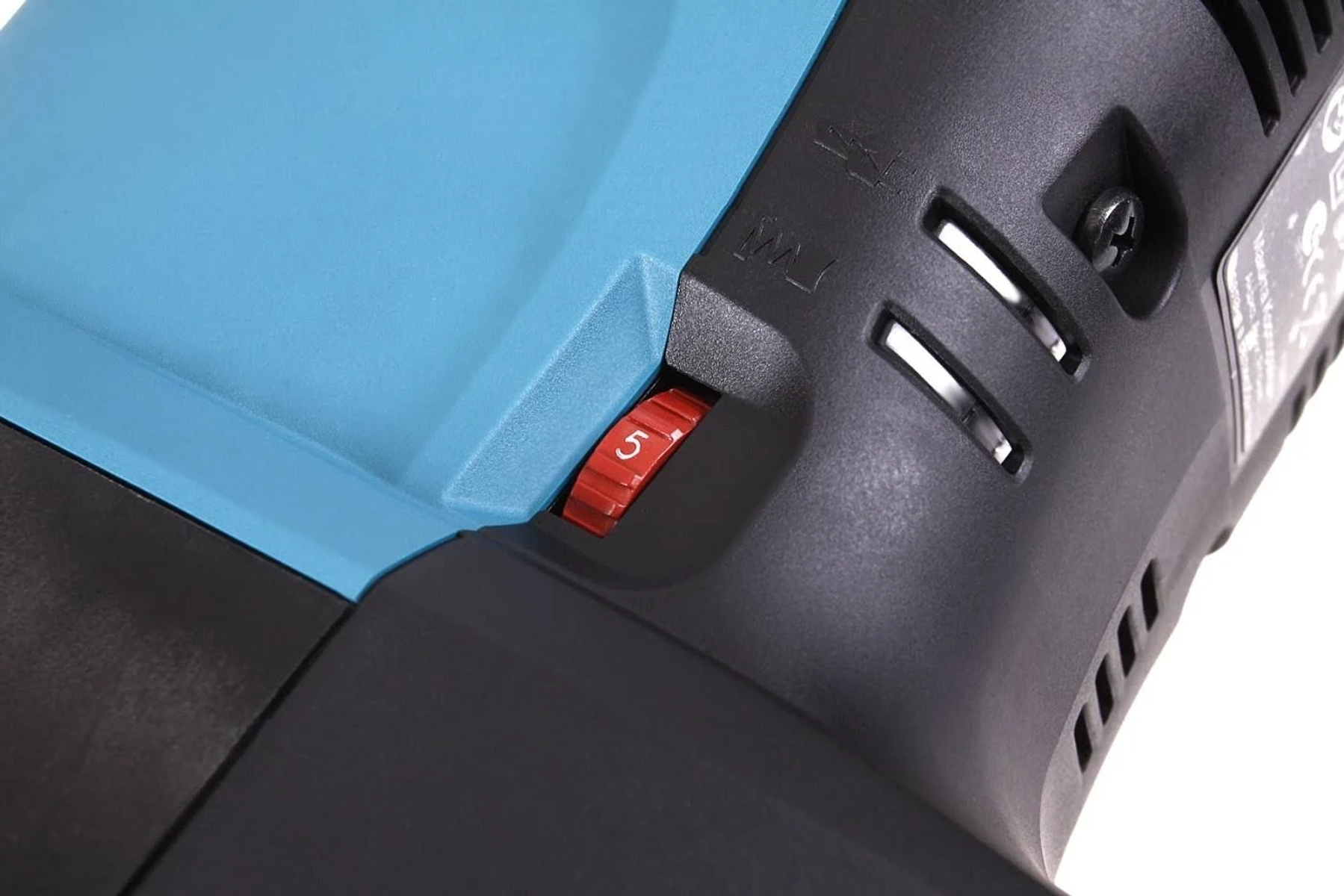 Primer plano de un dial rojo en una herramienta eléctrica Makita, ajustado a 5.