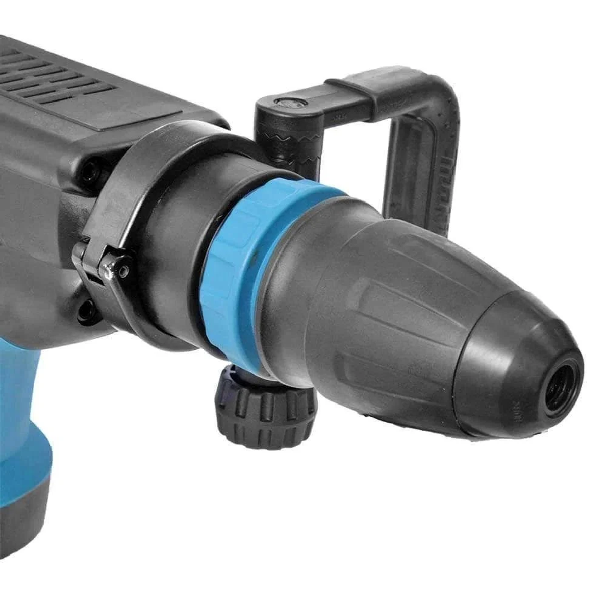 Zbliżenie wiertła i uchwytu czarno-niebieskiego elektronarzędzia.