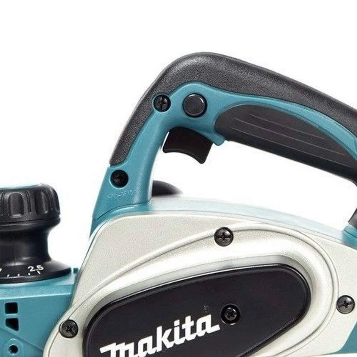 Primer plano de una cepilladora eléctrica Makita de color verde azulado y negro, que muestra el mango, la cuchilla y el logotipo de la marca.