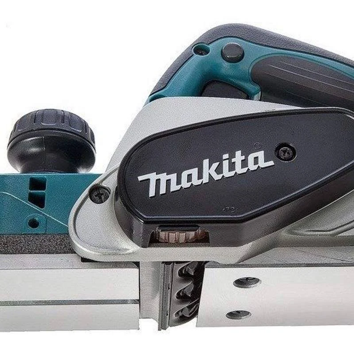 Primer plano de una cepilladora de madera Makita con diseño negro y plateado.