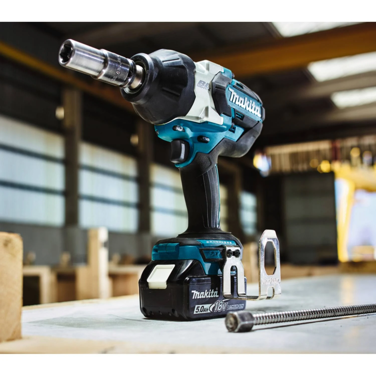 Avvitatore a impulsi cordless blu e nero con bussola argentata.