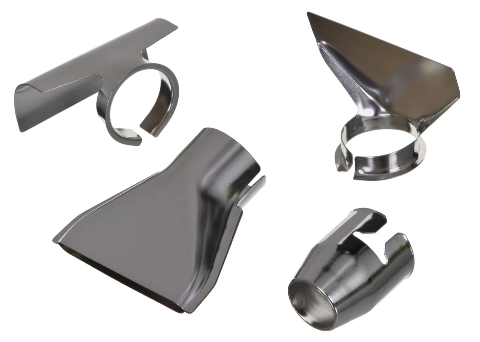 Quattro ugelli metallici di varie forme, isolati su sfondo bianco.