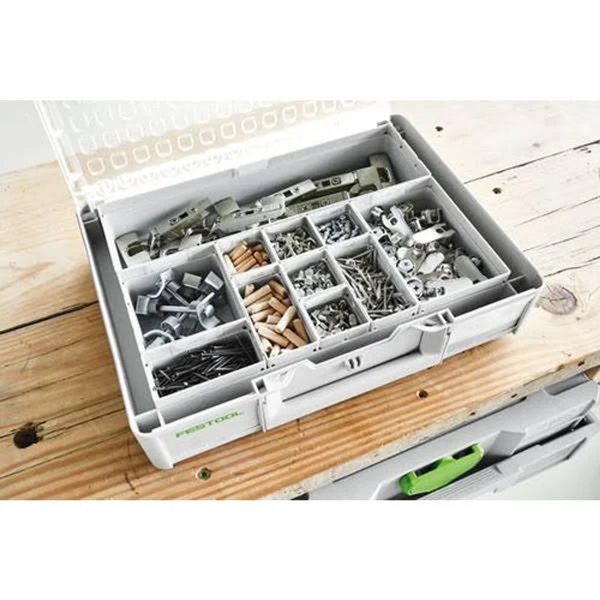 Una cassetta degli attrezzi aperta con vari elementi hardware, tra cui viti e cerniere, ben organizzati.