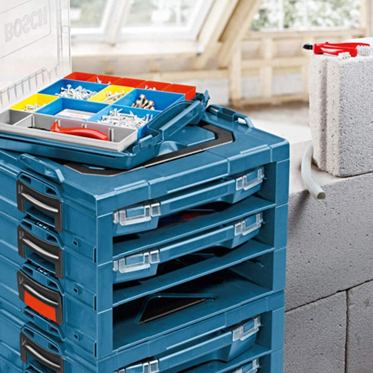Una pila di cassette degli attrezzi blu con cassetti e una cassetta degli attrezzi sopra.
