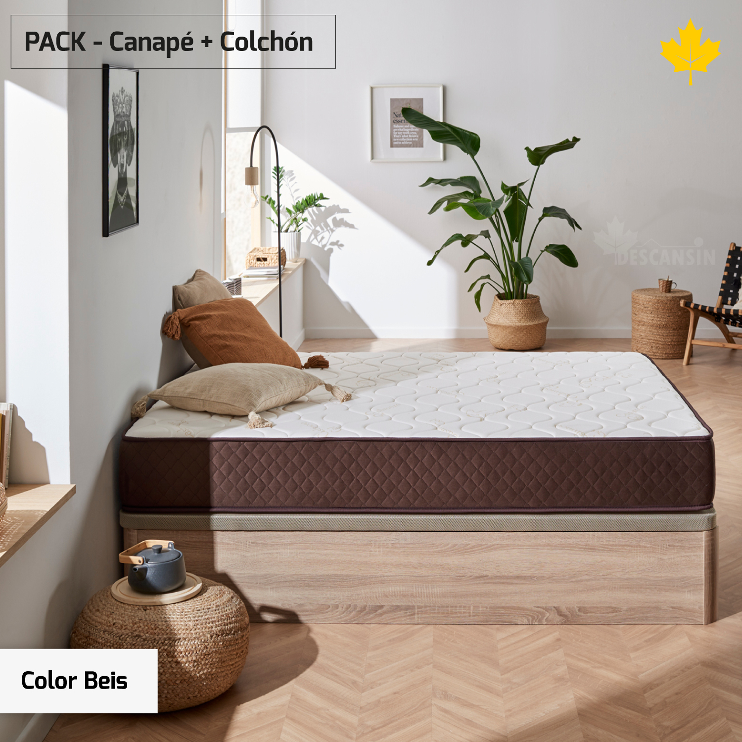 Una cama con colchón marrón, base de madera y pared blanca al fondo.