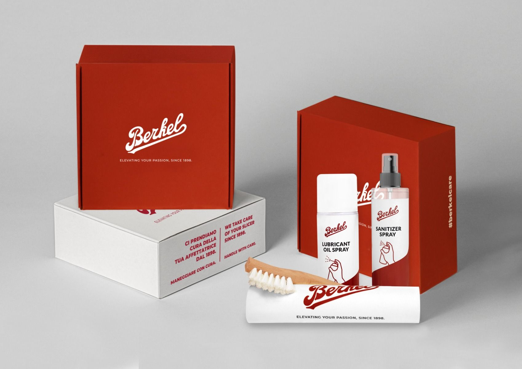 Scatole rosse Berkel con prodotti. Le scatole hanno logo e testo bianchi. I prodotti includono pulizia e olio.
