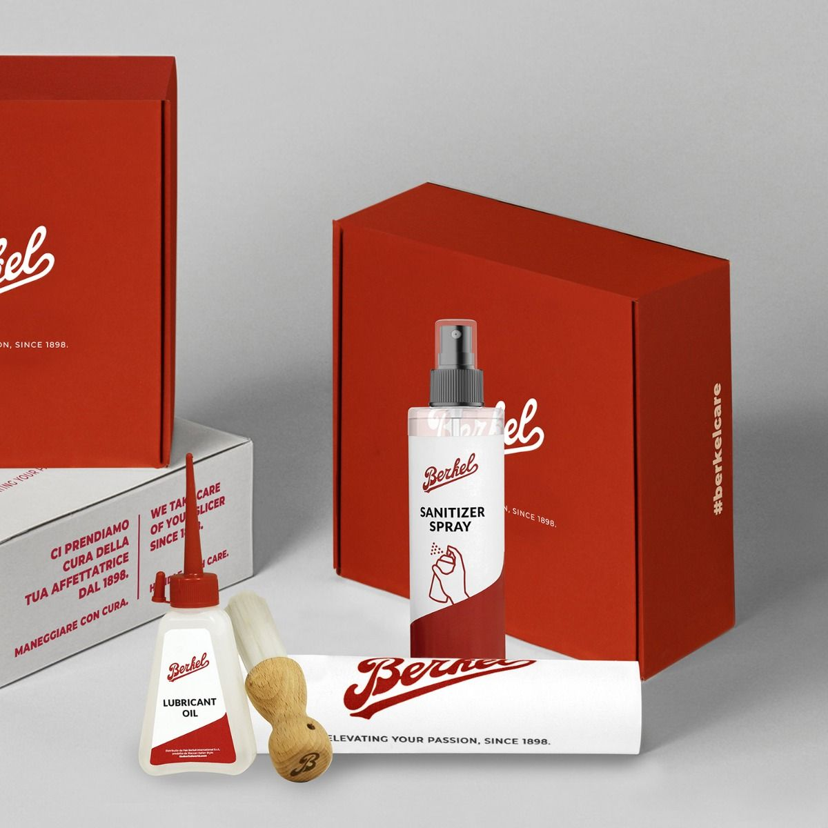 Prodotti Berker. Olio lubrificante, spray igienizzante e una spazzola sono mostrati con scatole.
