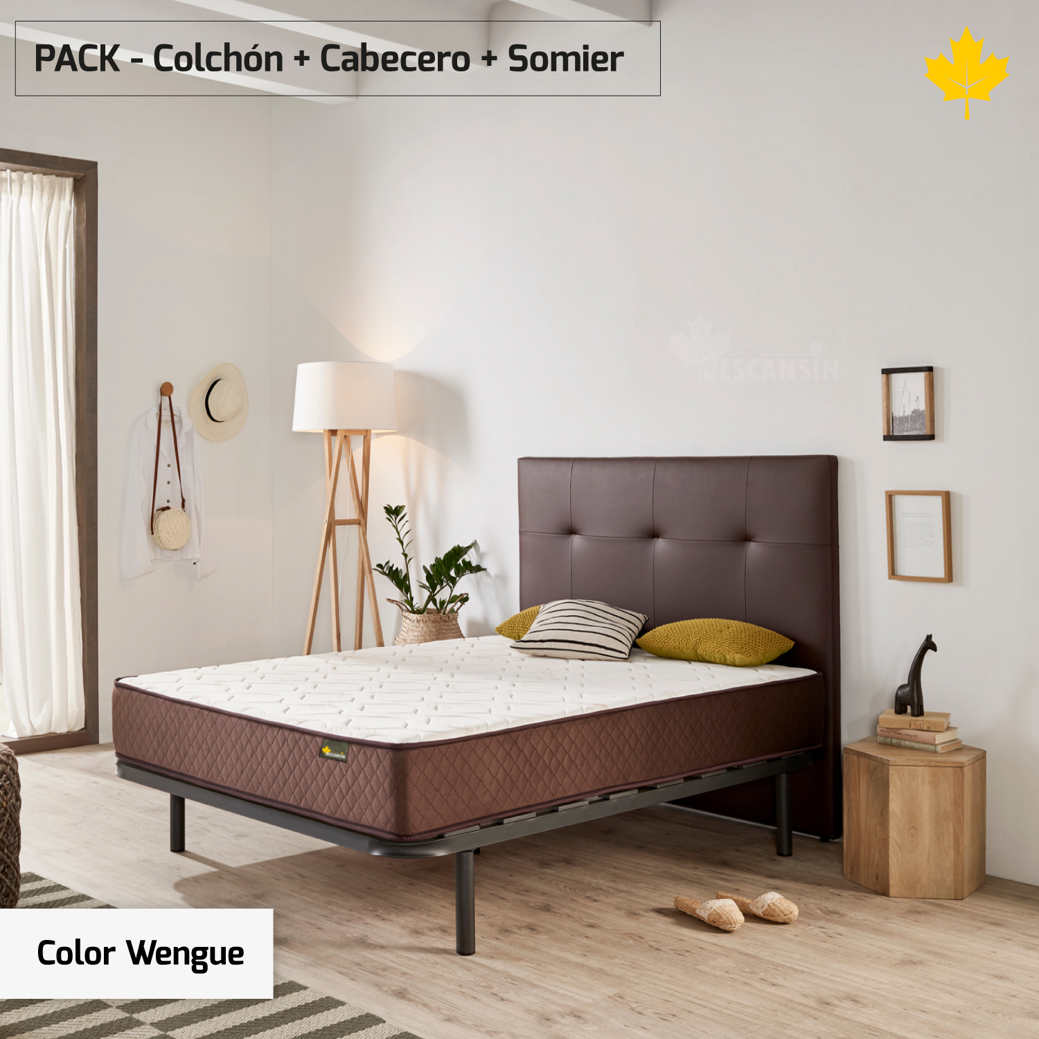 Una cama con cabecero marrón y colchón, junto a un soporte de madera y una lámpara.