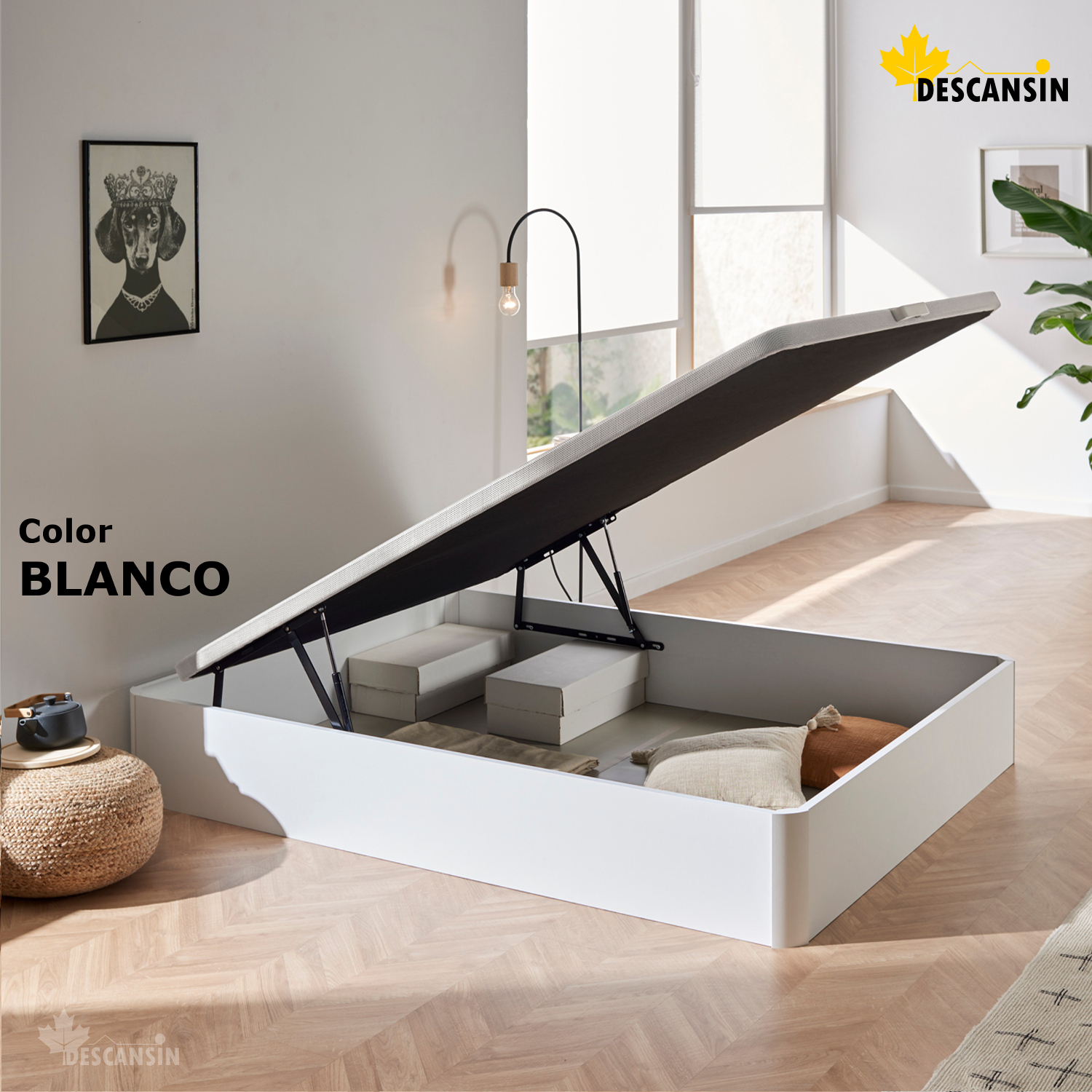 Estructura de cama blanca con almacenamiento abierto. Una cabecera y algunas cajas en el espacio de almacenamiento abierto.