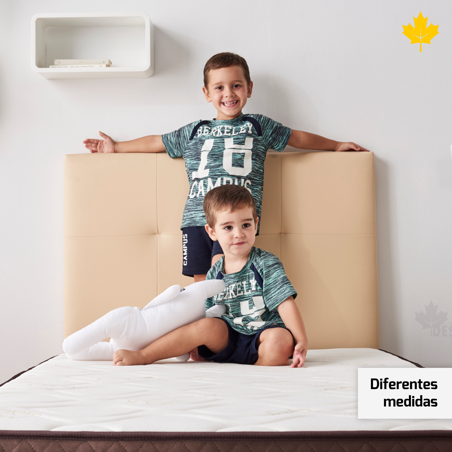 Dos niños en un colchón con cabecero, con texto 'Diferentes medidas'.