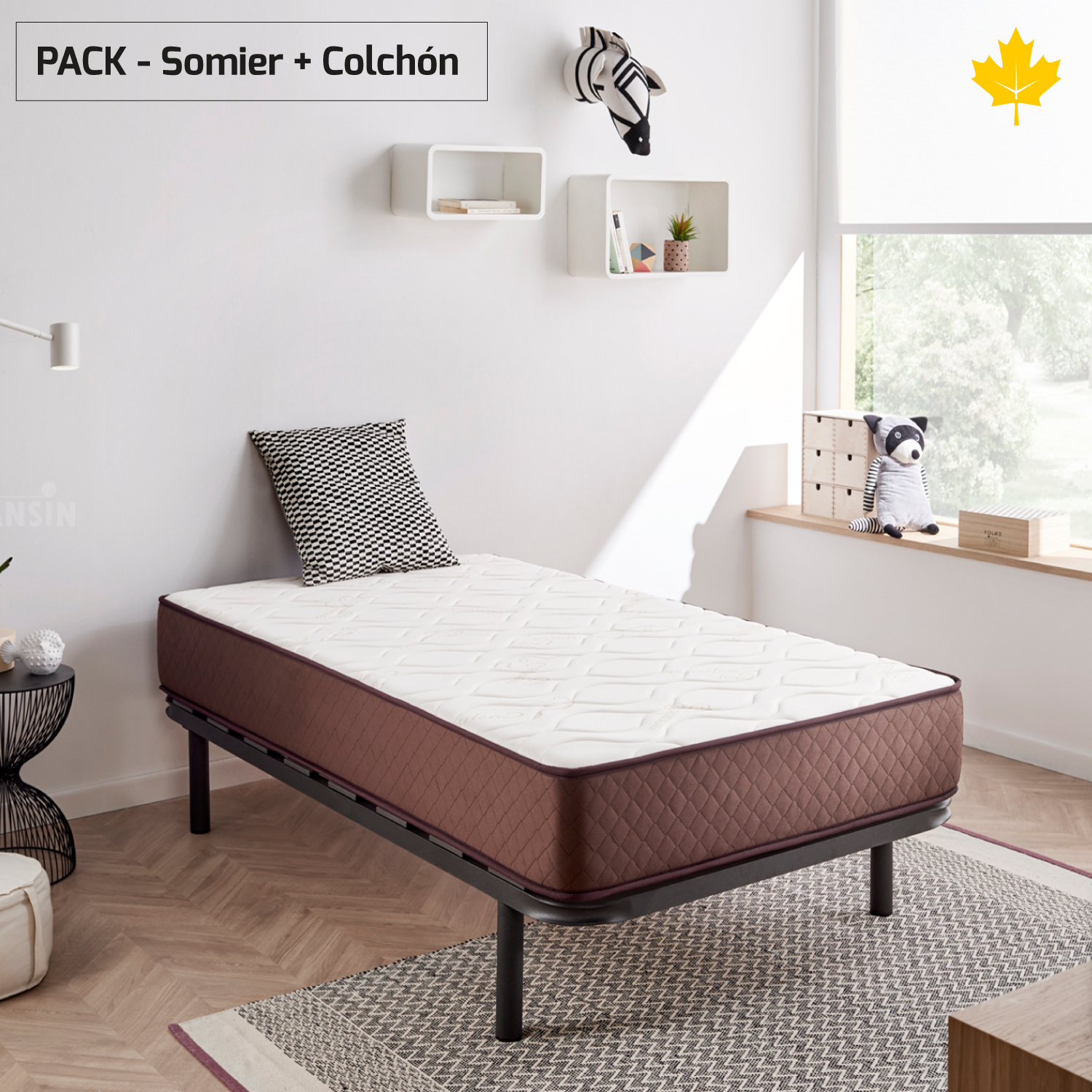 Una cama con colchón, almohada y un arreglo decorativo en una habitación.