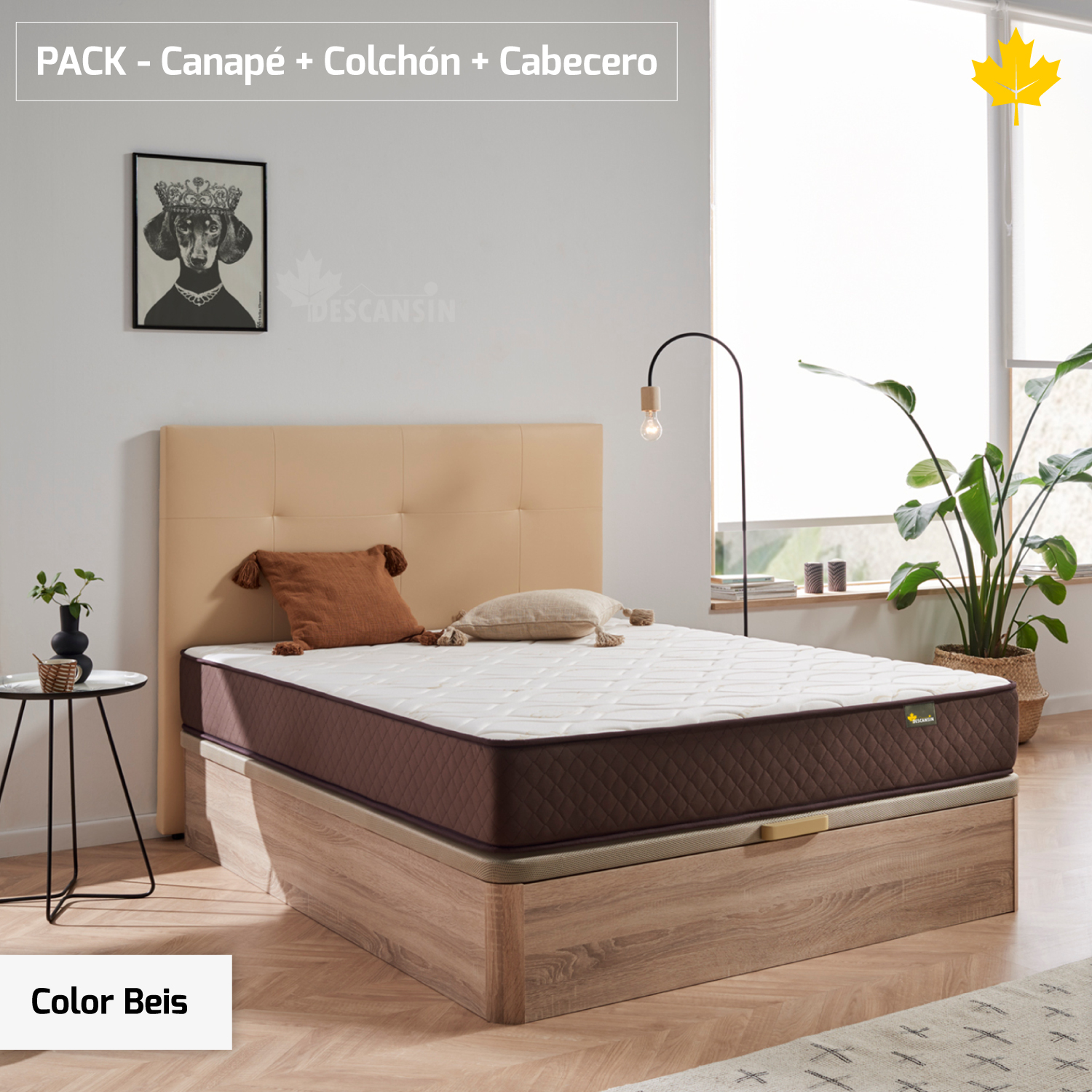 Cama beige con colchón marrón, cabecero y mesa auxiliar con planta.