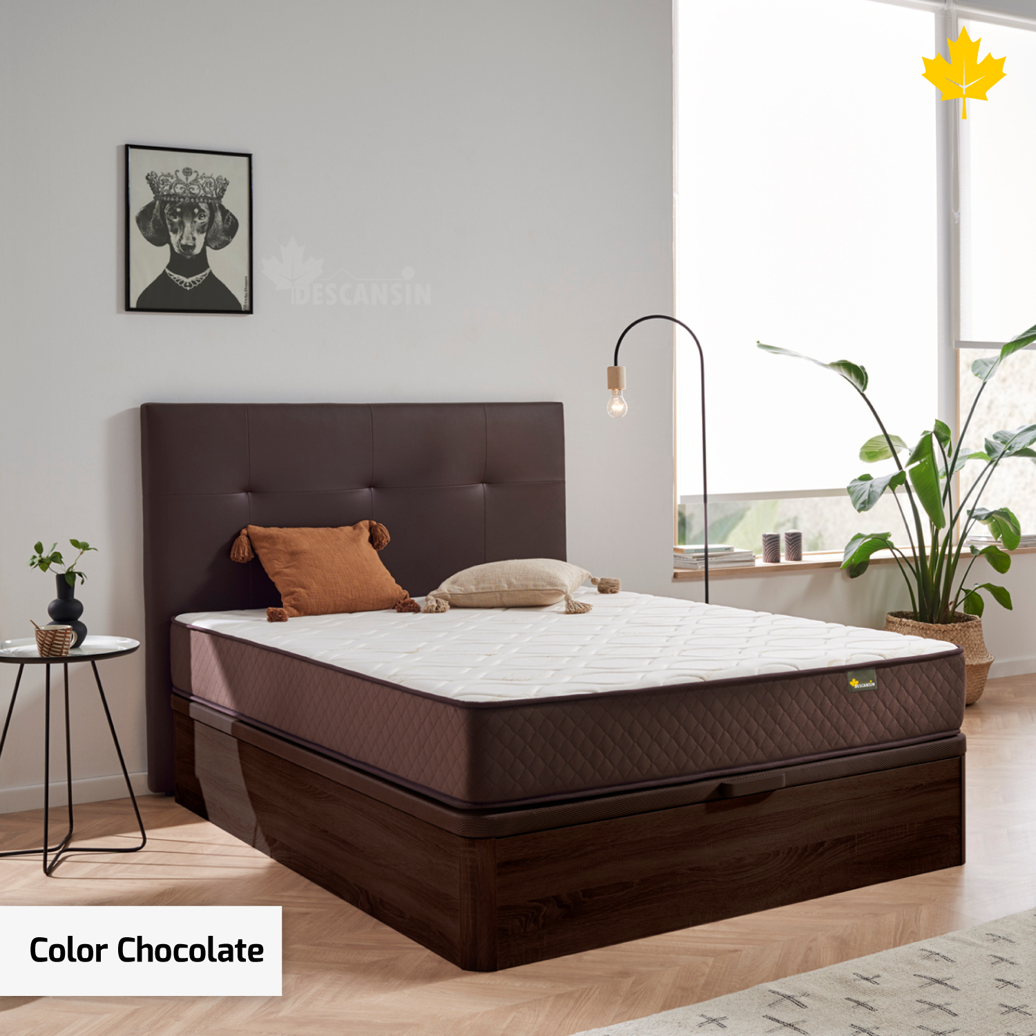 Una cama en una habitación. Tiene un cabecero marrón y color chocolate.
